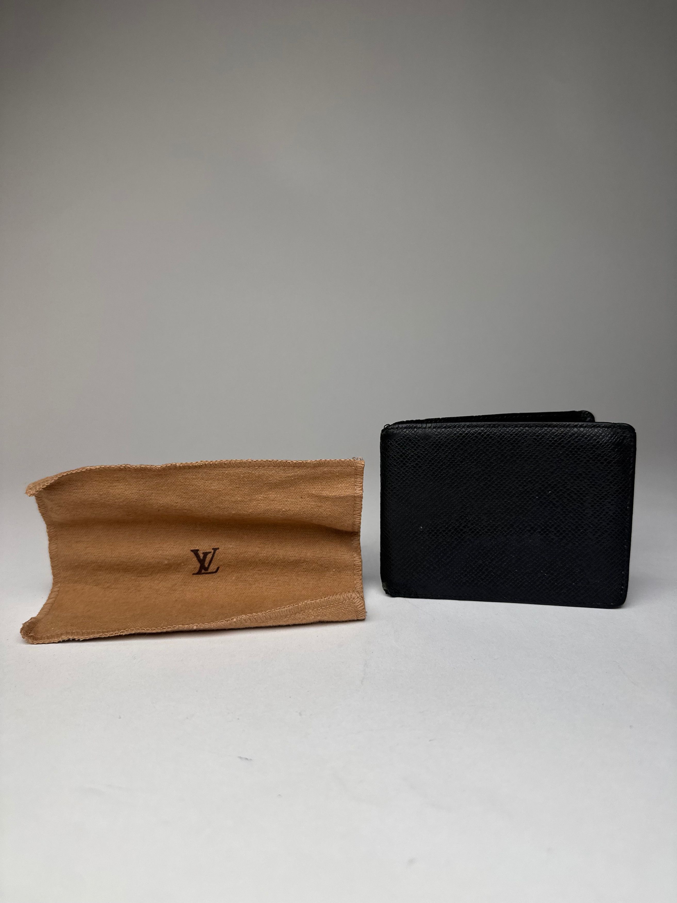 Louis Vuitton Vintage Taiga Leather Card Holder Black Size ONE SIZE - 10 Thumbnail