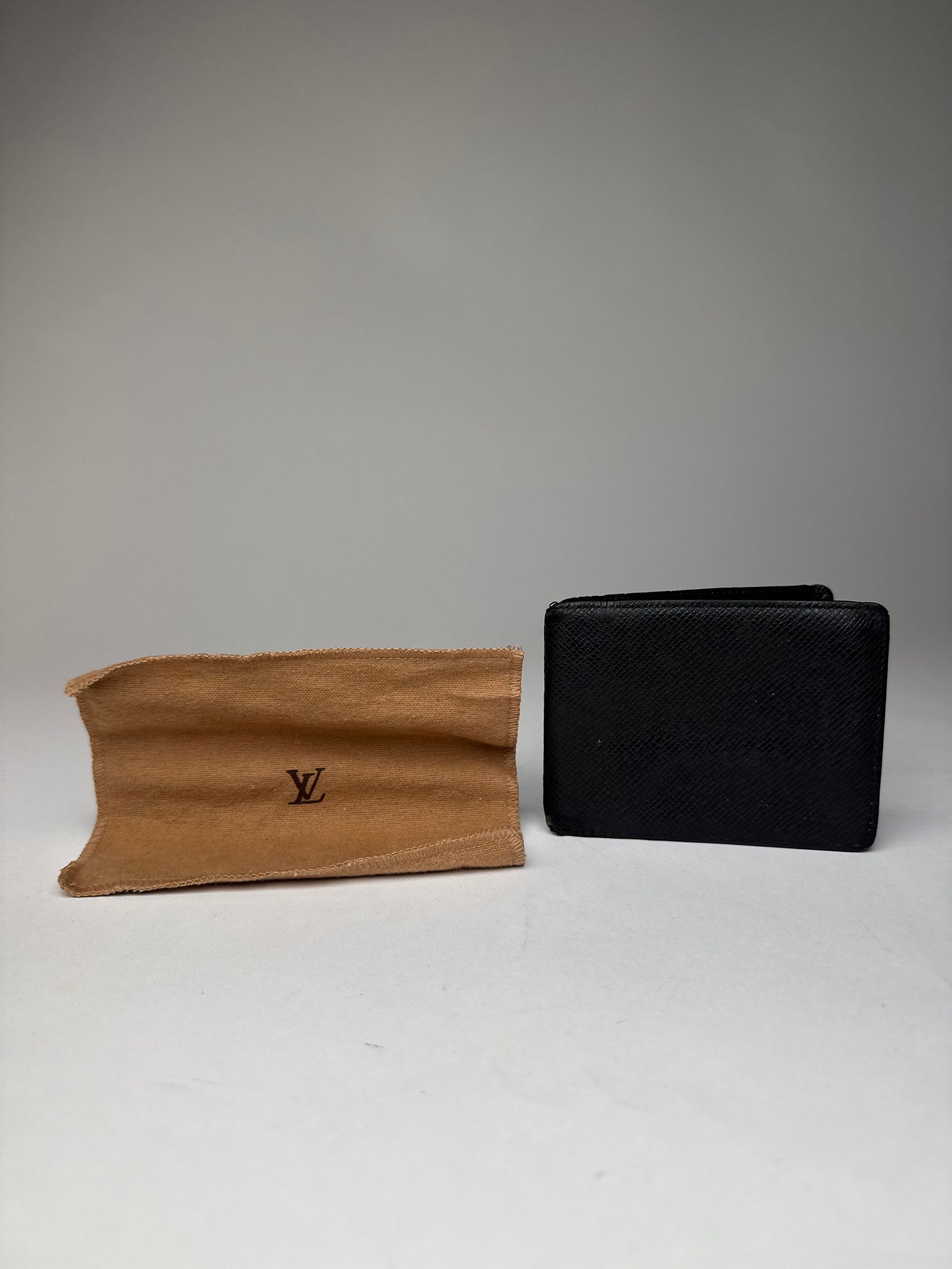 Louis Vuitton Vintage Taiga Leather Card Holder Black Size ONE SIZE - 2 Thumbnail