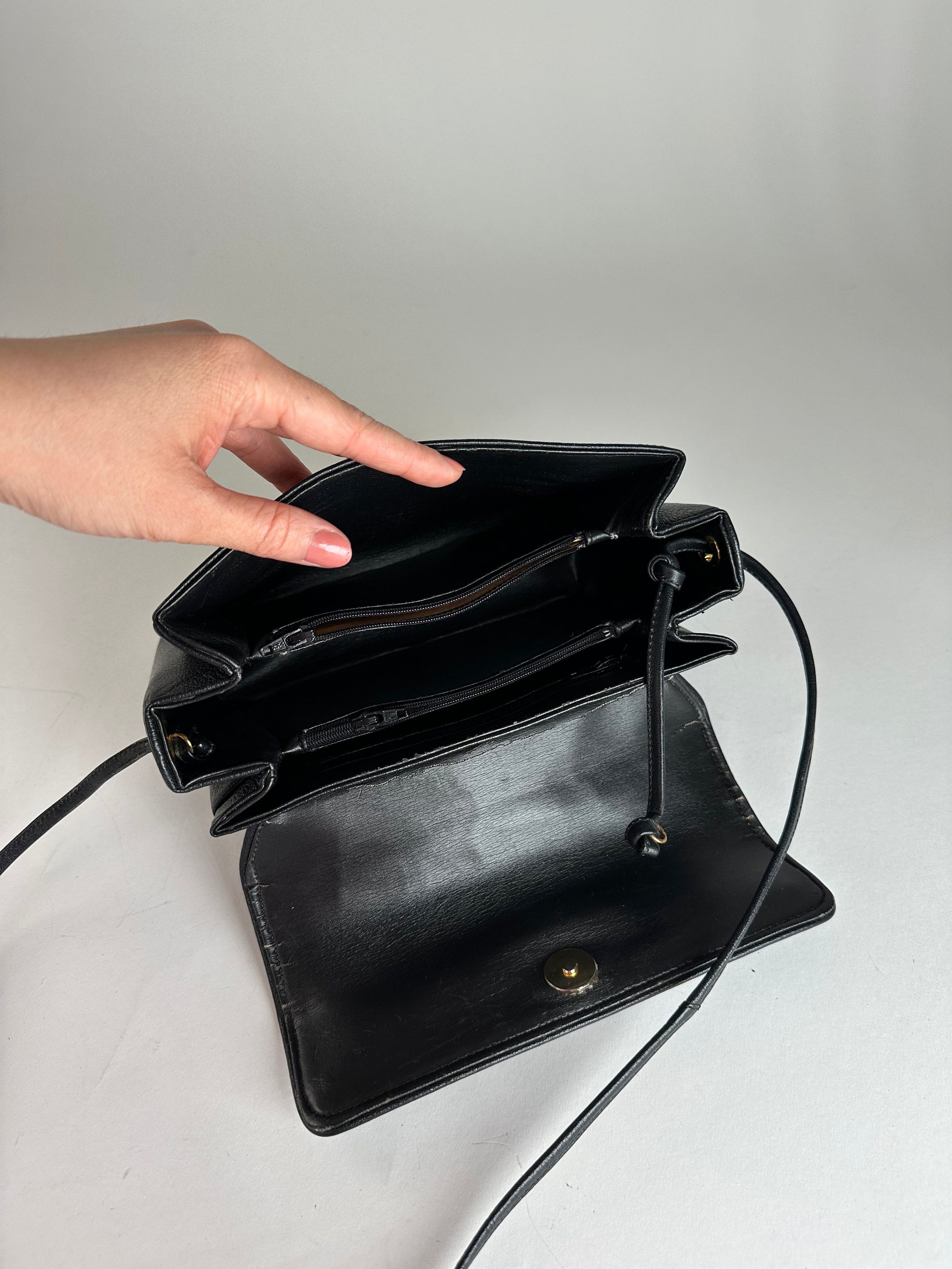 Givenchy Vintage Leather Shoulder Bag Black Size ONE SIZE - 9 Thumbnail