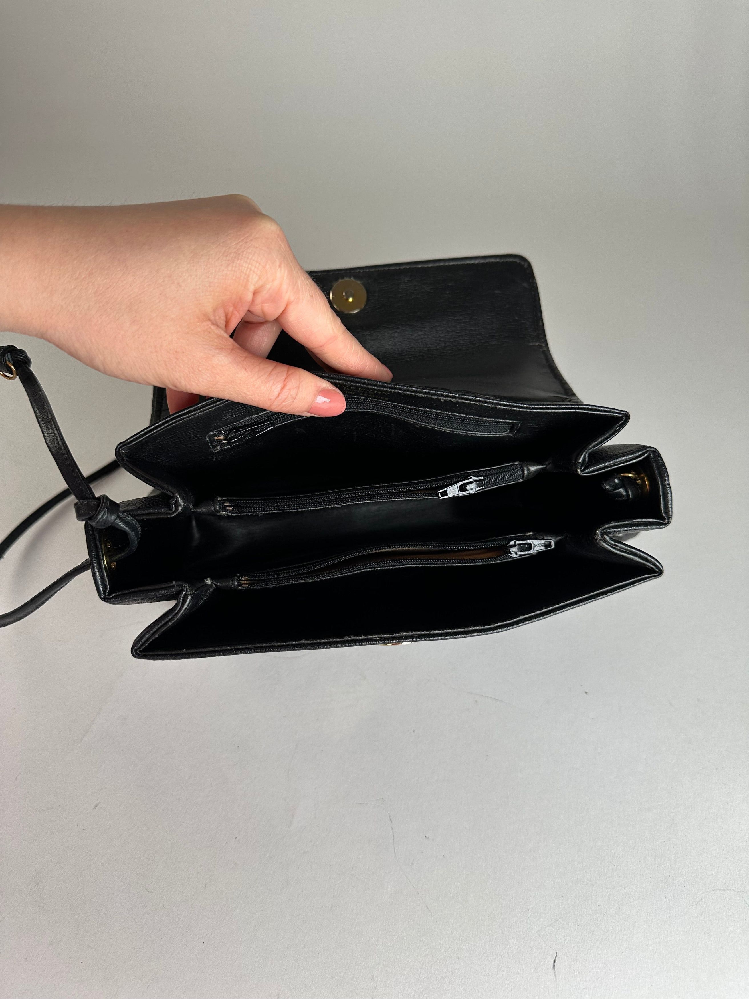 Givenchy Vintage Leather Shoulder Bag Black Size ONE SIZE - 12 Thumbnail