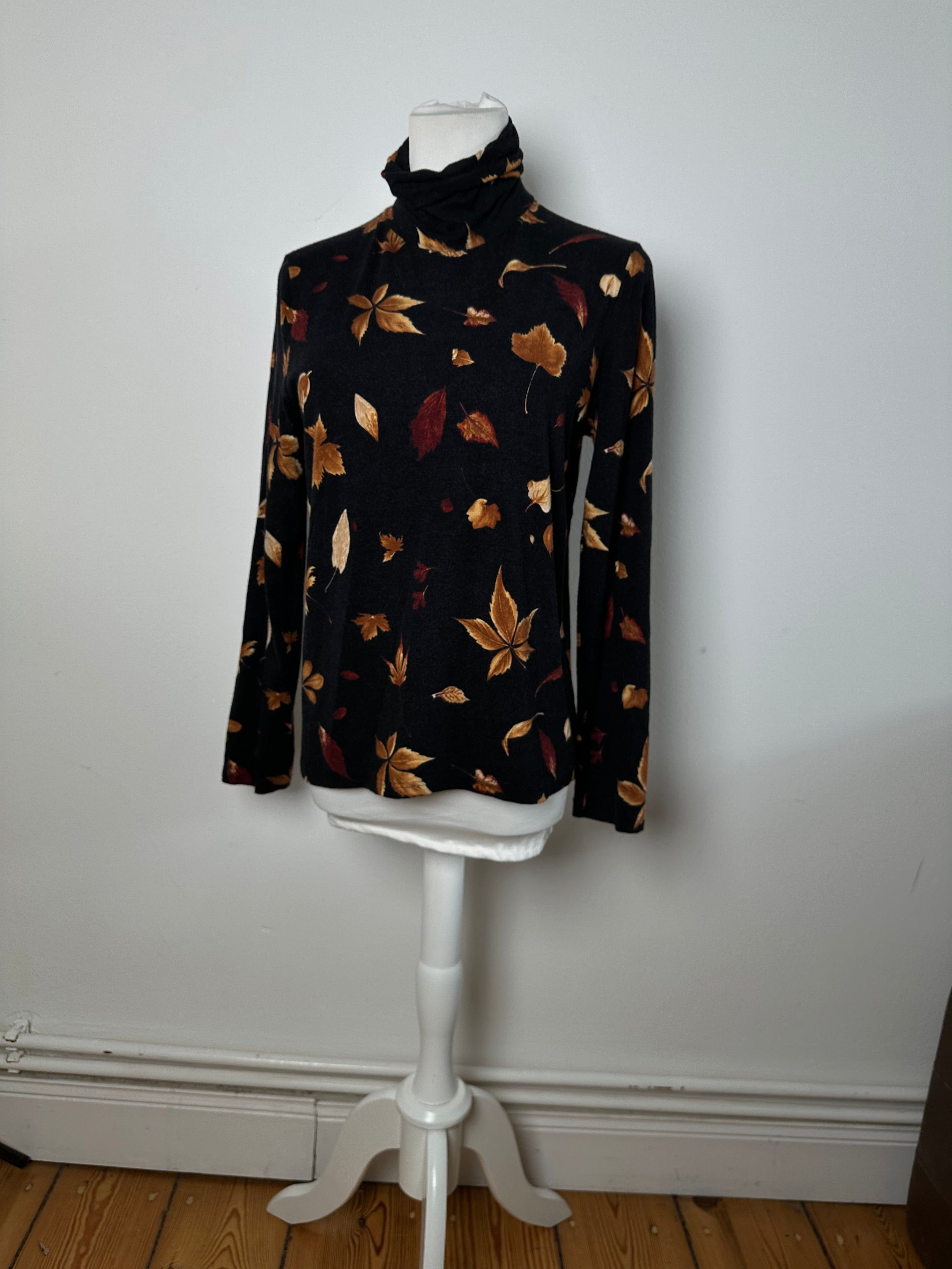 Salvatore Ferragamo Vintage Leaf Emblossed Turtle Neck Sweater Black Brown S Size S / US 4 / IT 40 - 2 Thumbnail