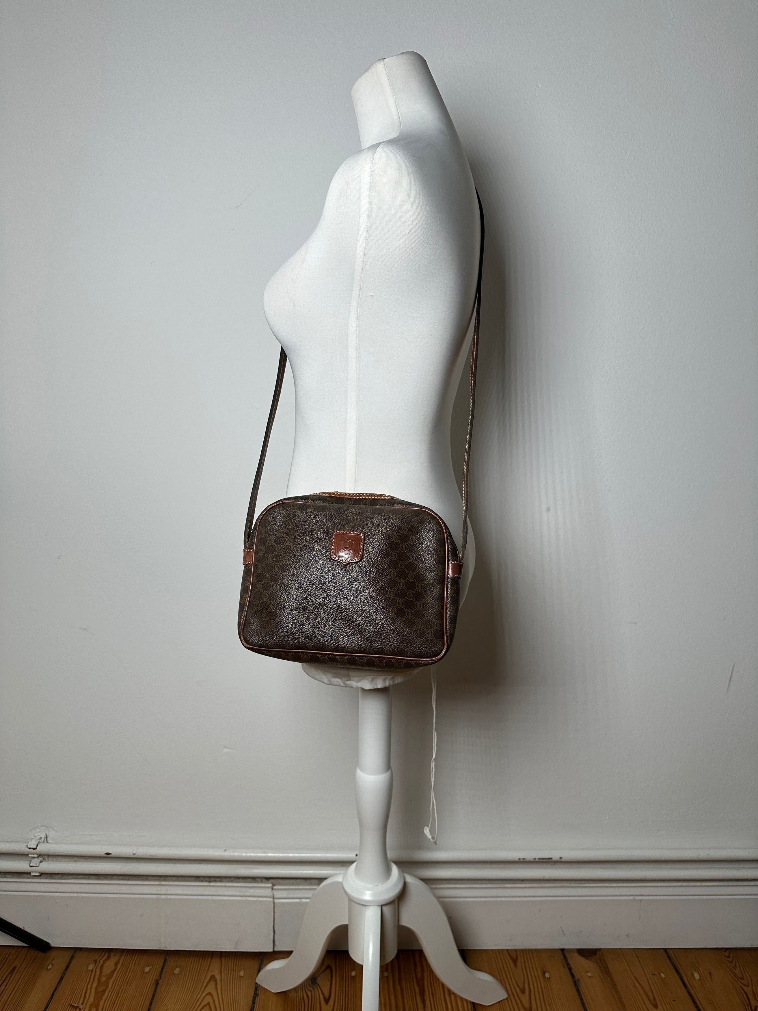 Celine Vintage Paris Triomphe Monogram Leather Shoulder bag Brown Size ONE SIZE - 5 Thumbnail