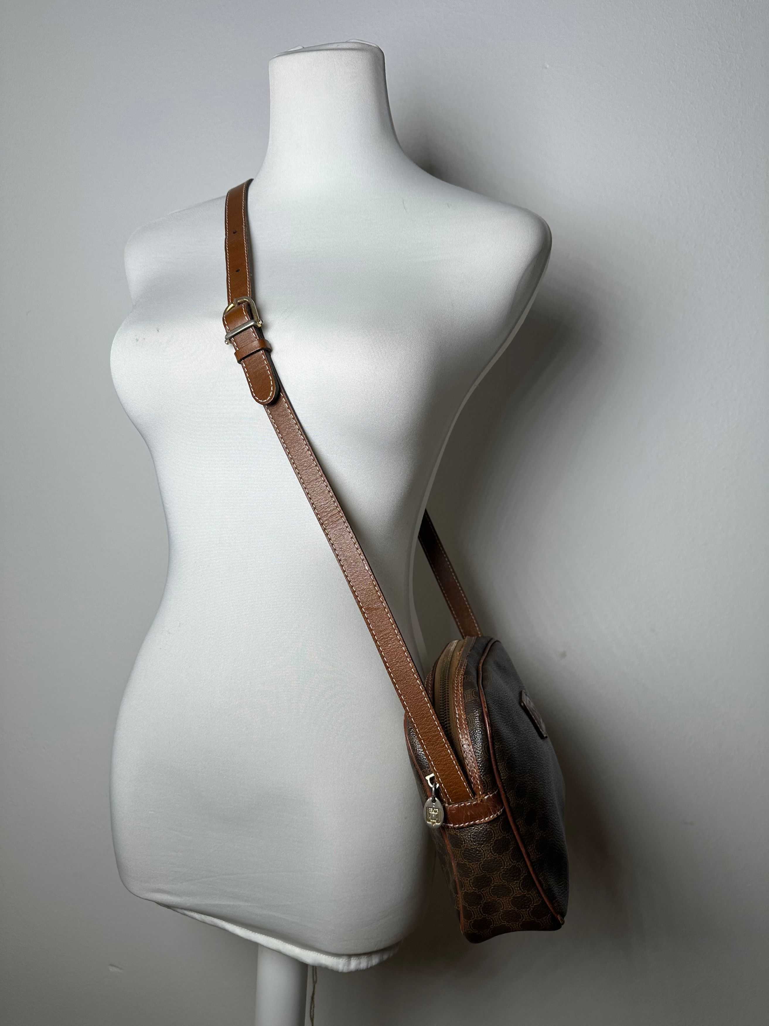 Celine Vintage Paris Triomphe Monogram Leather Shoulder bag Brown Size ONE SIZE - 4 Thumbnail