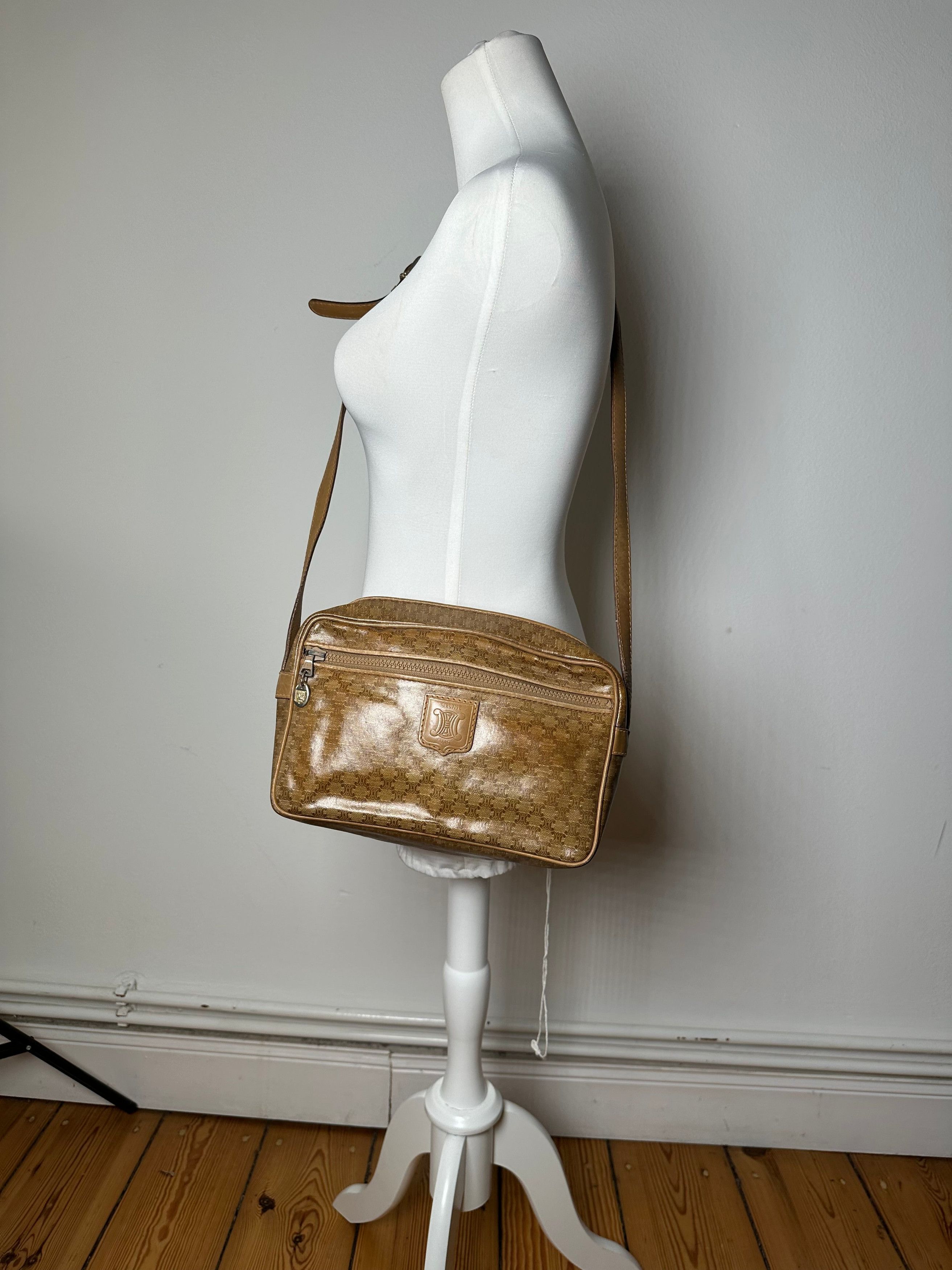 Celine Vintage Paris Triomphe Monogram Leathee Shoulder Bag Gold Br Size ONE SIZE - 4 Thumbnail