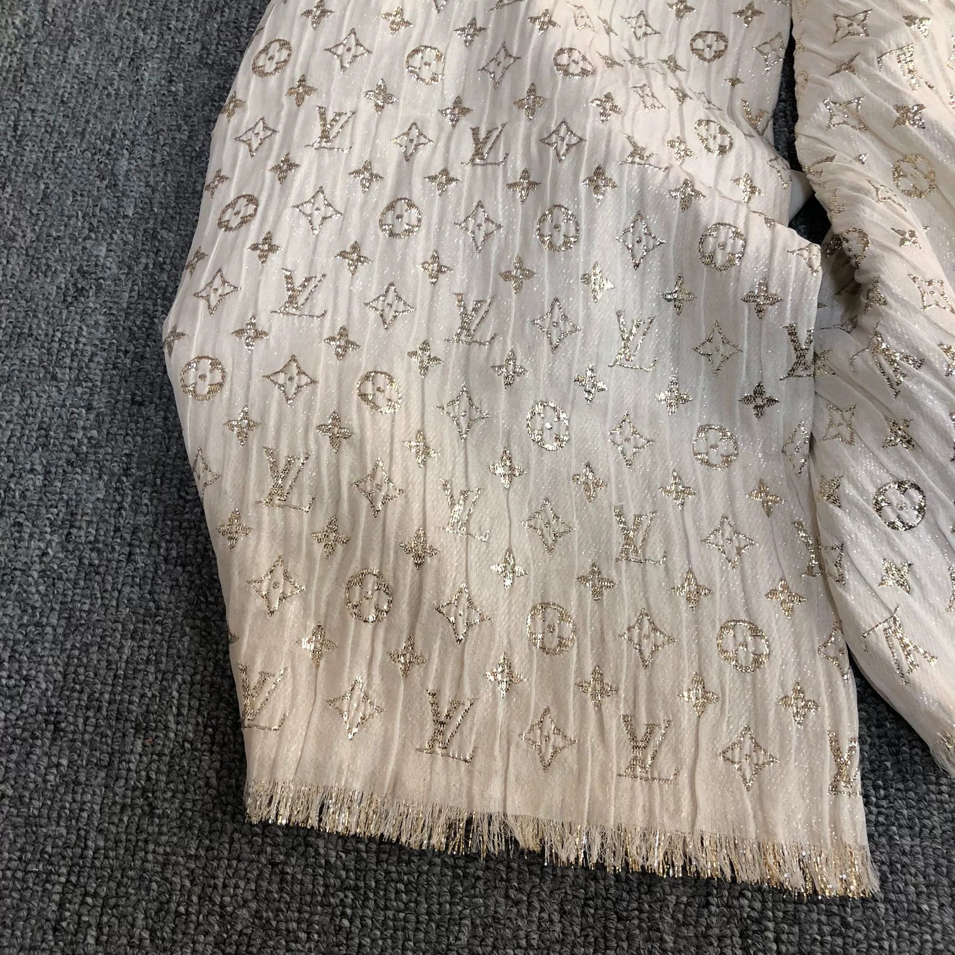 Louis Vuitton Louis Vuitton White Sequin Silk Scarf Size ONE SIZE - 4 Thumbnail