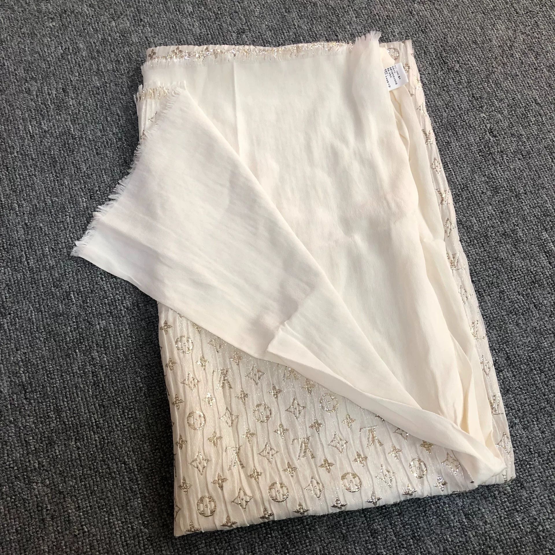Louis Vuitton Louis Vuitton White Sequin Silk Scarf Size ONE SIZE - 8 Thumbnail