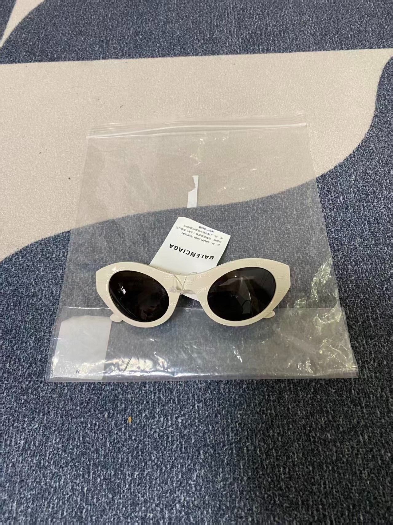 Balenciaga Balenciaga Butterfly Sunglasses Size ONE SIZE - 2 Thumbnail