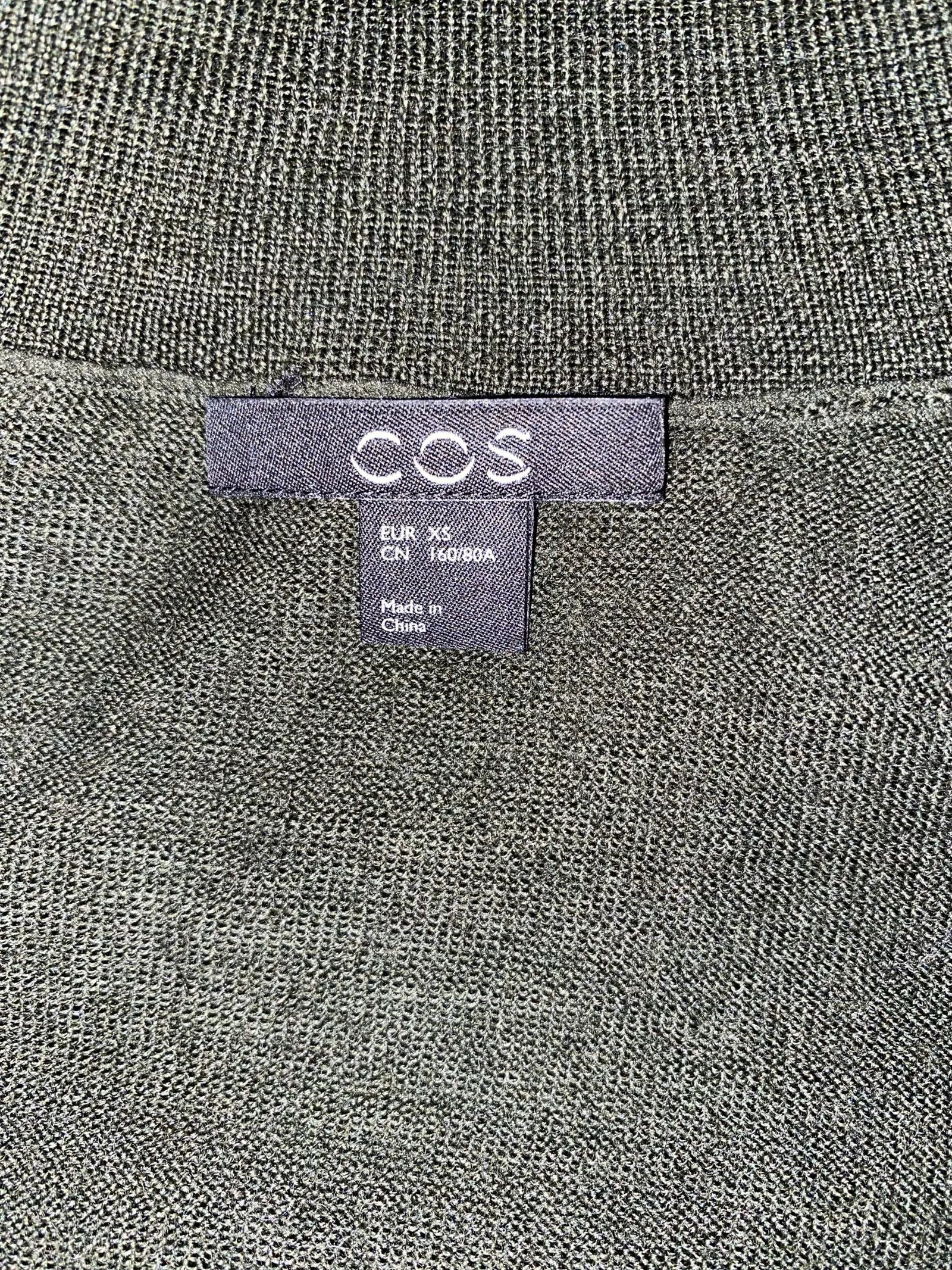 Cos Cos TRÖJA MERINOULL MED VIKT KRAGE Polo knit Size XS / US 0-2 / IT 36-38 - 2 Thumbnail