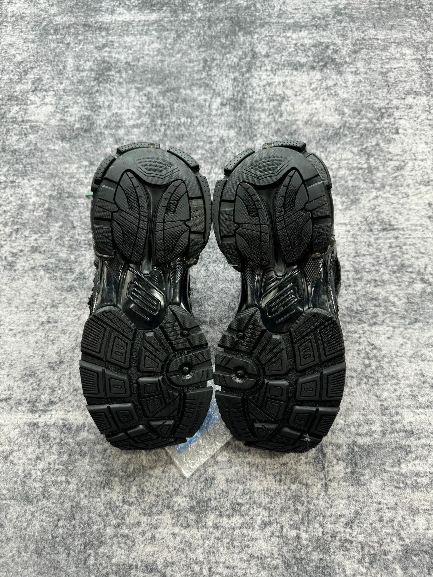 Balenciaga Balenciaga Black Distressed Runner Sneakers Size US 5 / IT 35 - 6 Thumbnail