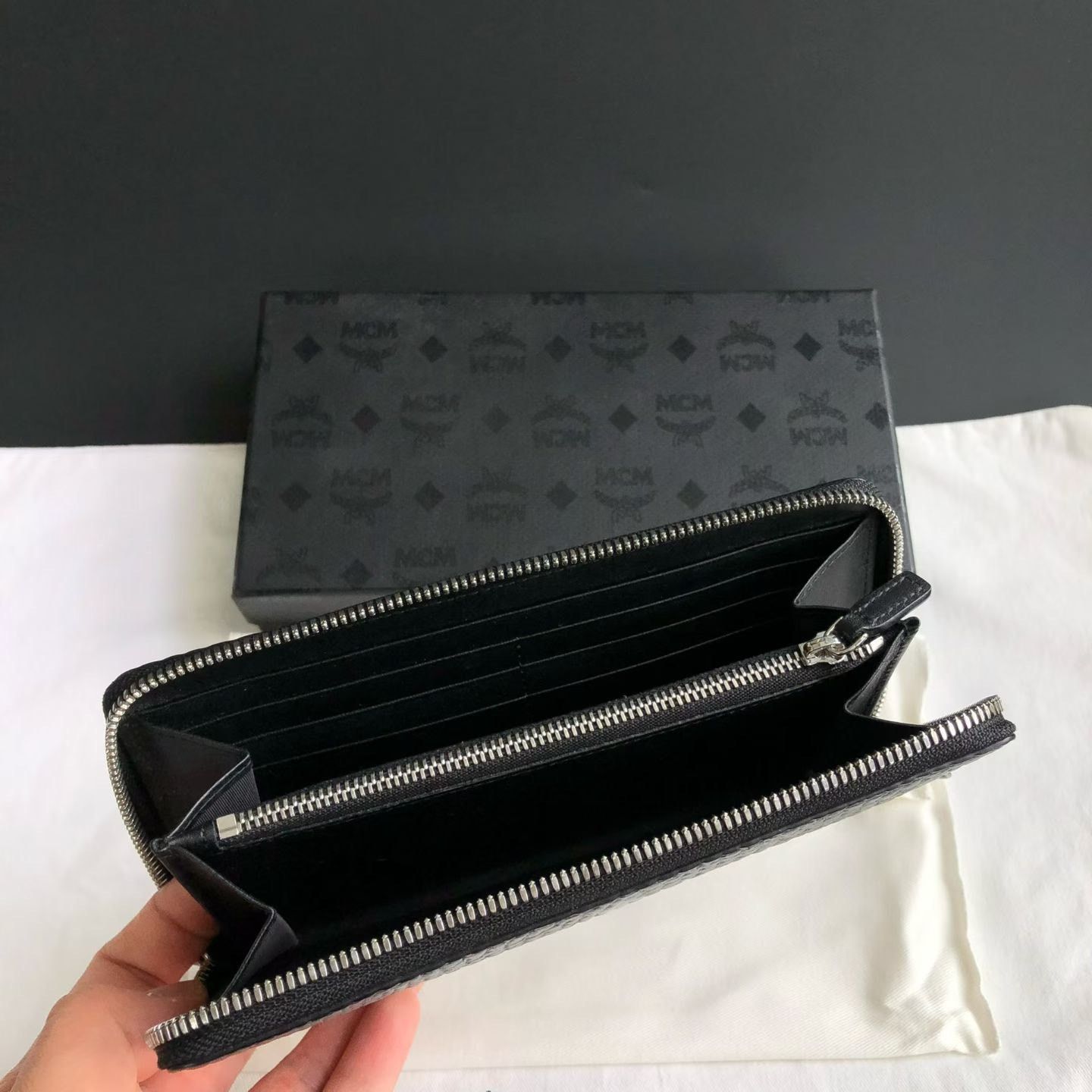 Japanese Brand MCM Gradient Print Long Zip Wallet Size ONE SIZE - 5 Thumbnail