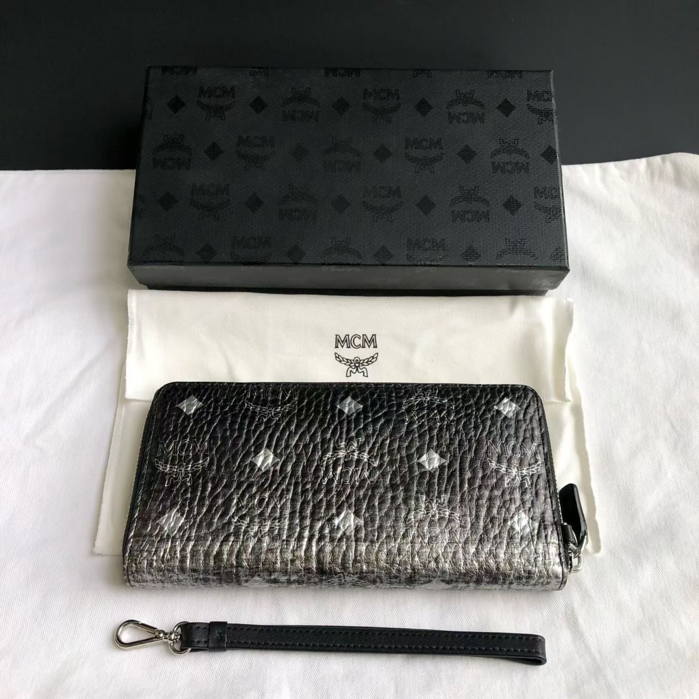 Japanese Brand MCM Gradient Print Long Zip Wallet Size ONE SIZE - 2 Thumbnail