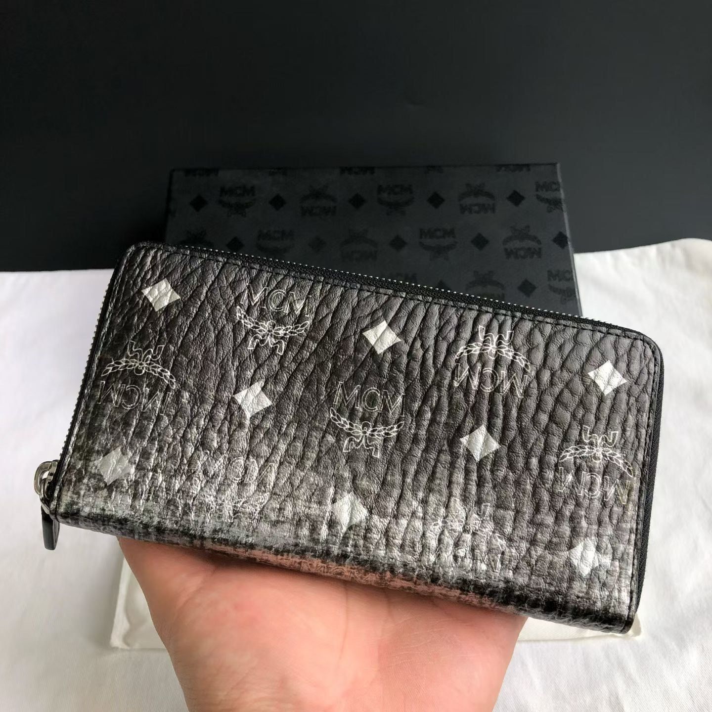 Japanese Brand MCM Gradient Print Long Zip Wallet Size ONE SIZE - 6 Thumbnail