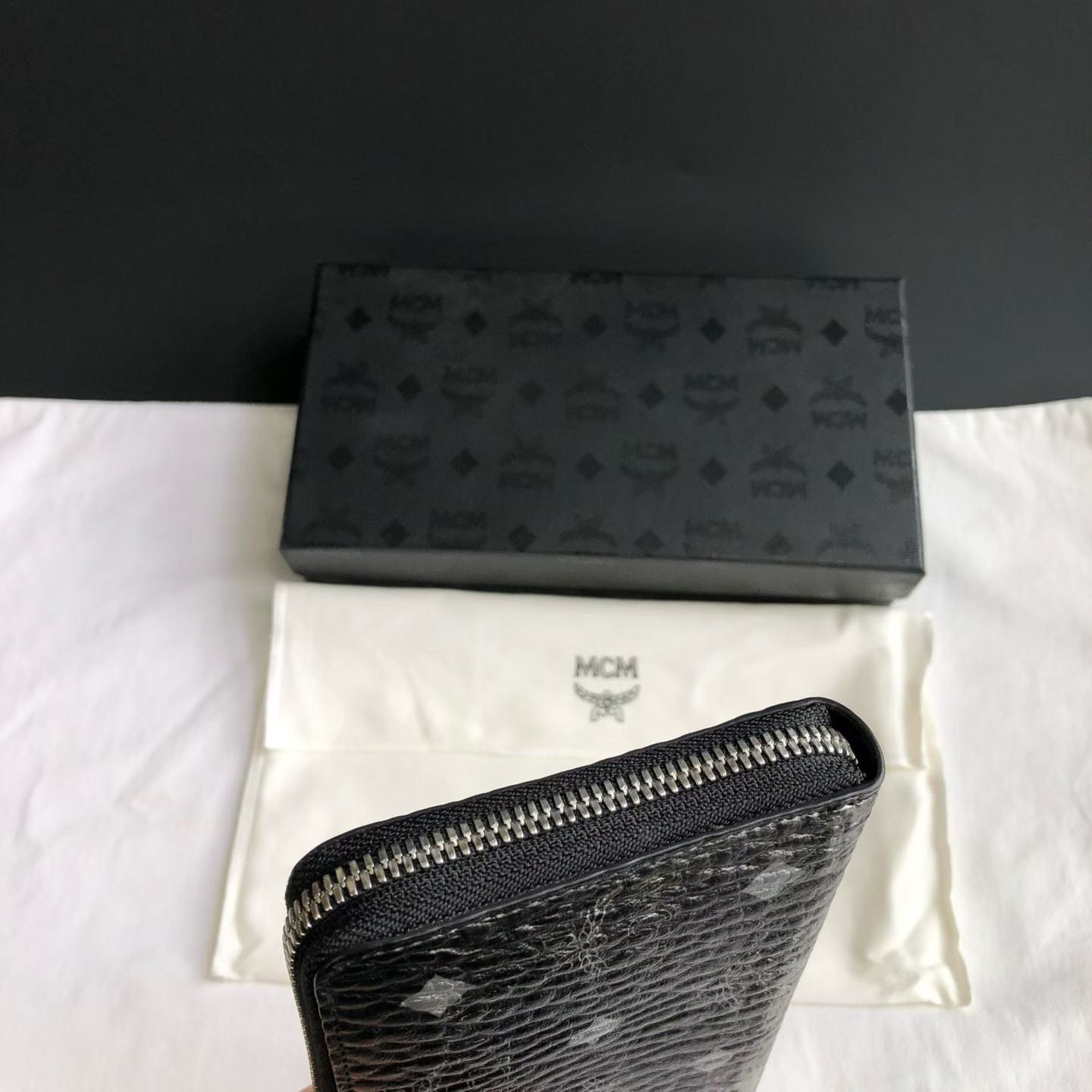 Japanese Brand MCM Gradient Print Long Zip Wallet Size ONE SIZE - 4 Thumbnail