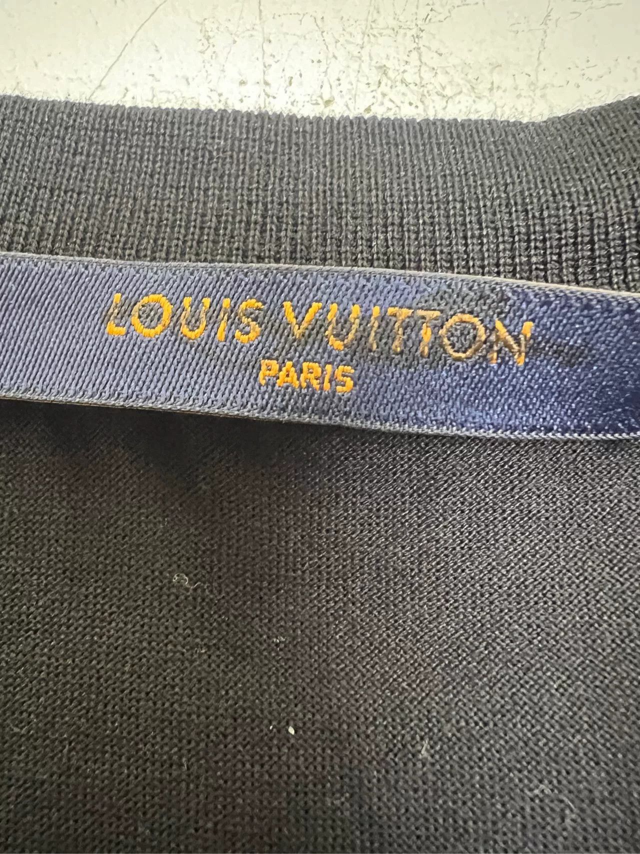 Japanese Brand Louis Vuitton Black V-Neck Embroidered Logo T-Shirt Size US S / EU 44-46 / 1 - 4 Thumbnail