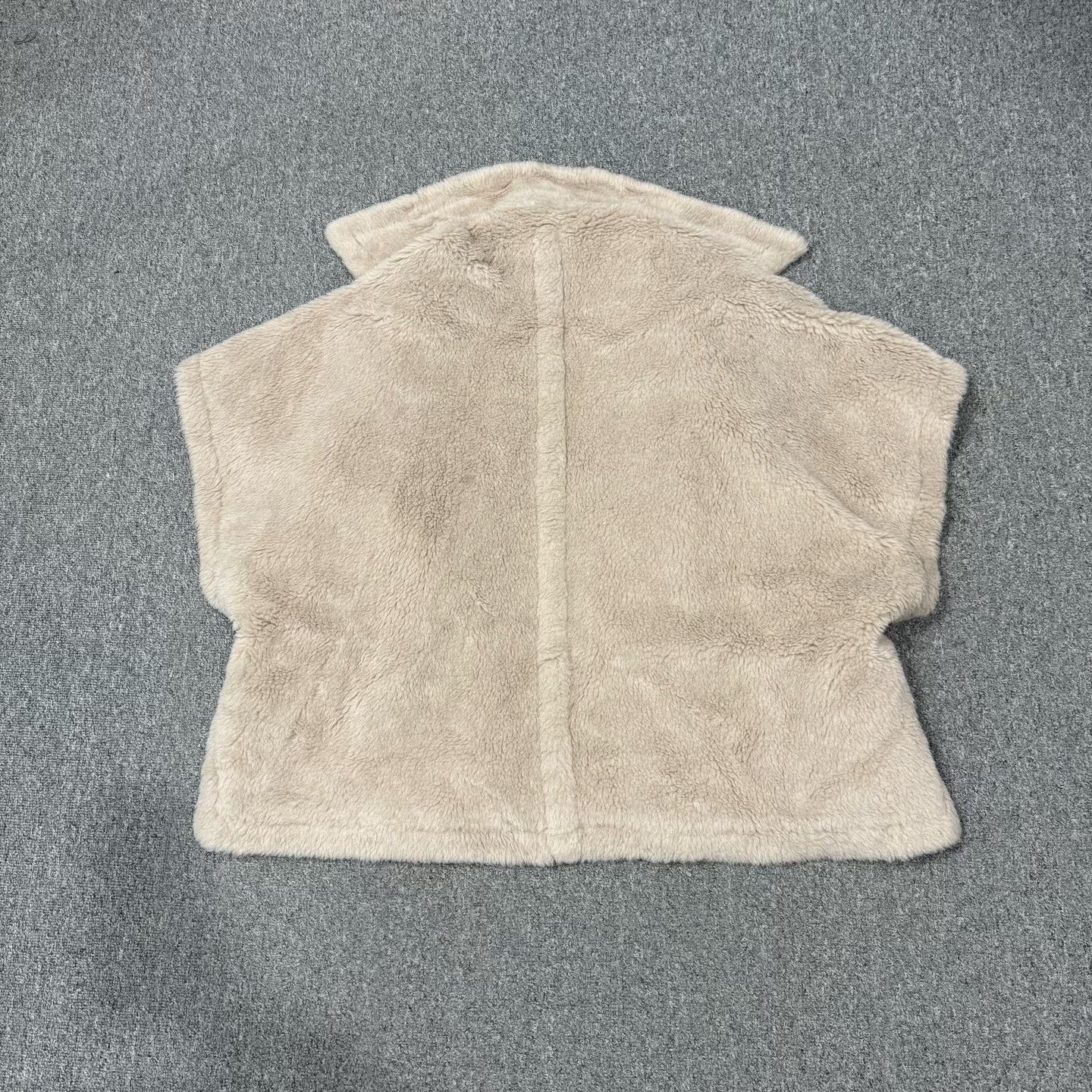 Max Mara Maxmara Teddy Beige Plush Cape Size XL / US 12-14 / IT 48-50 - 2 Thumbnail