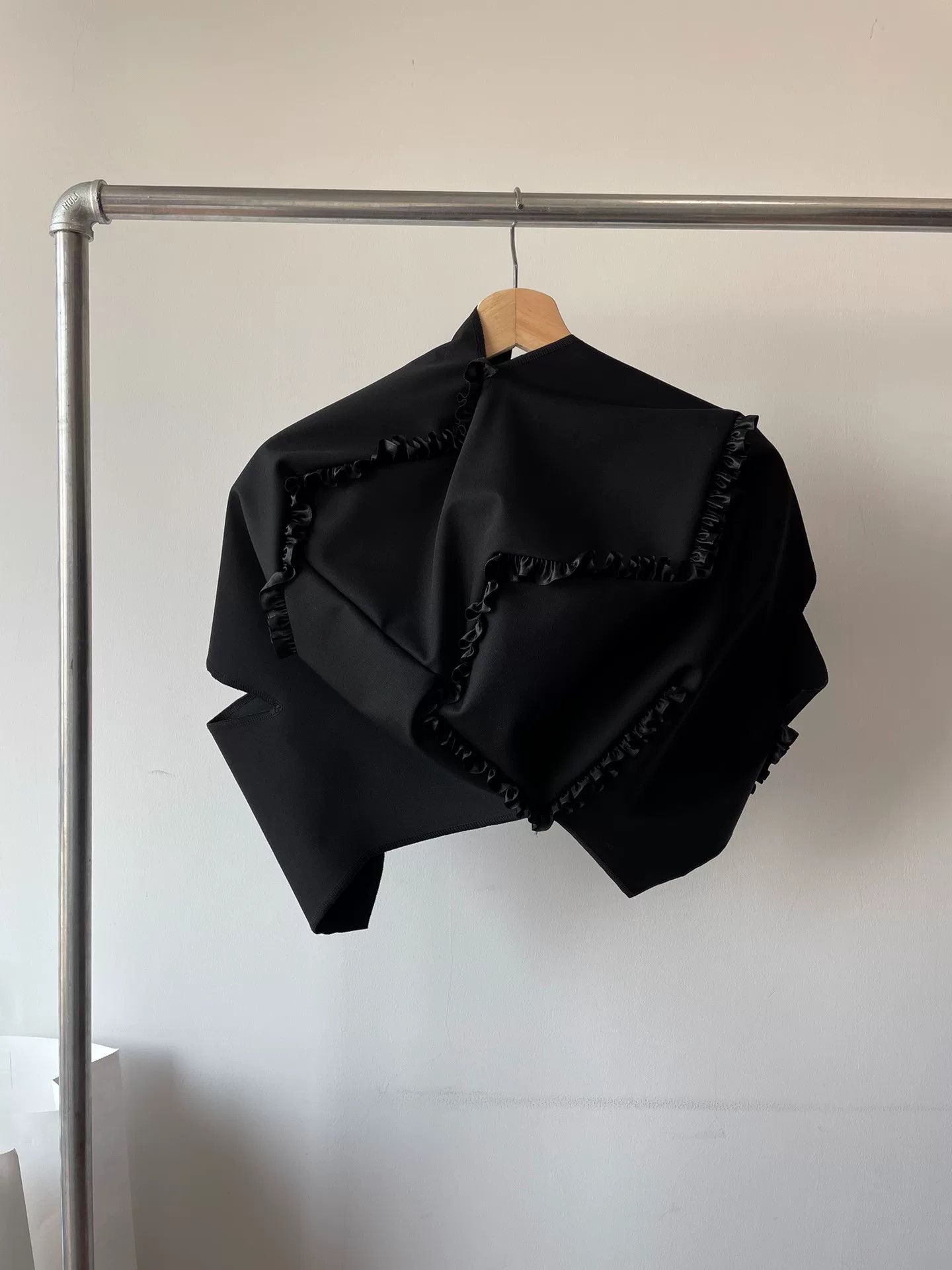 Comme des Garcons Comme des Garçons Runway Ruffle Coat Size XS / US 0-2 / IT 36-38 - 2 Thumbnail