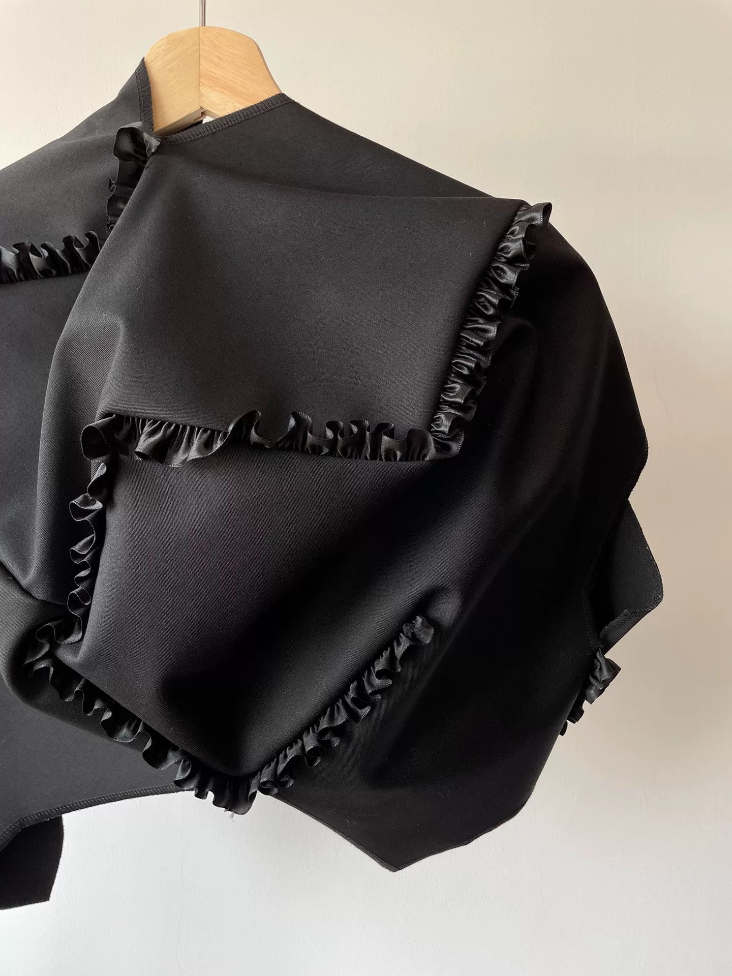 Comme des Garcons Comme des Garçons Runway Ruffle Coat Size XS / US 0-2 / IT 36-38 - 5 Thumbnail