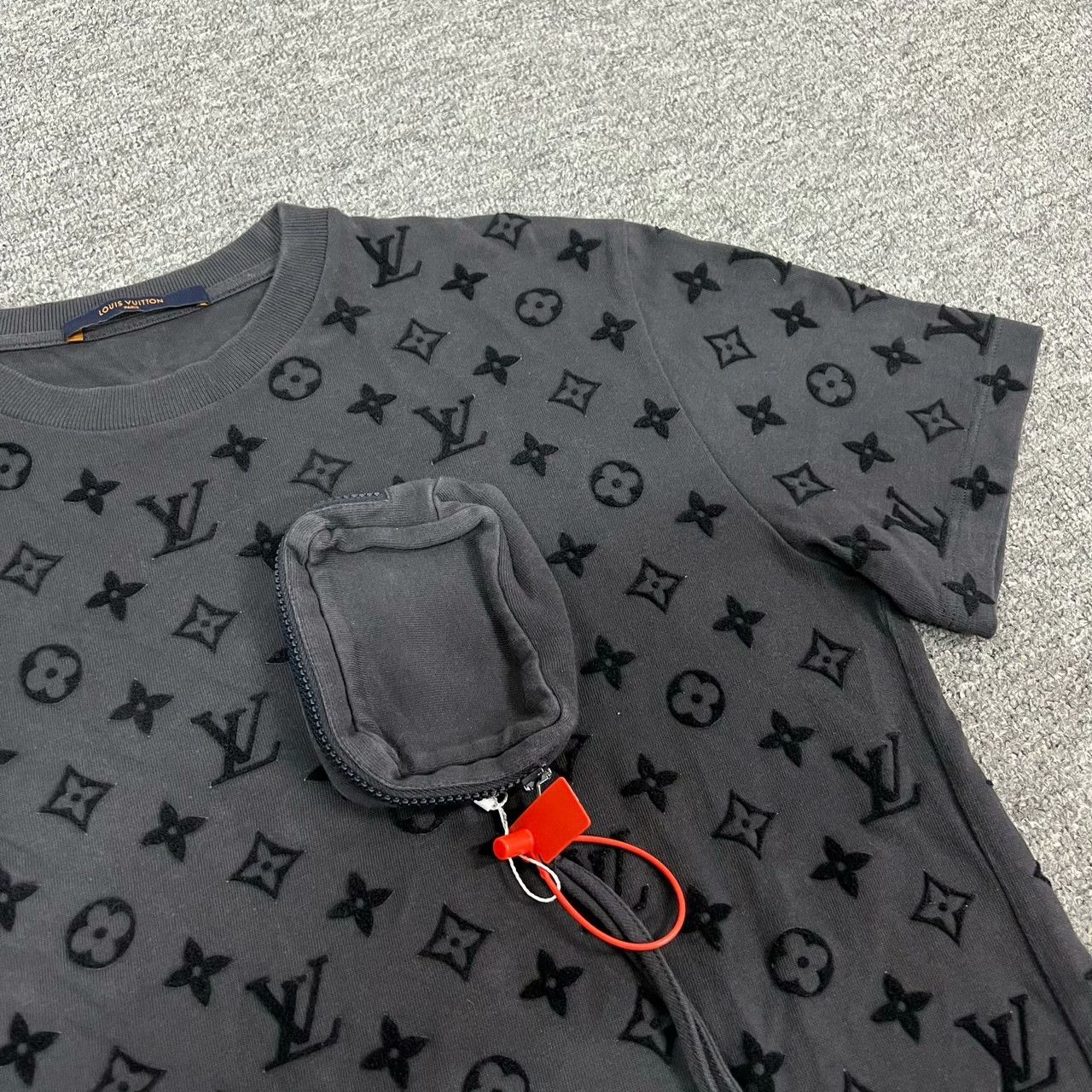 Louis Vuitton Louis Vuitton Monogram Flocked Print Pocket T-shirt Size US M / EU 48-50 / 2 - 4 Thumbnail