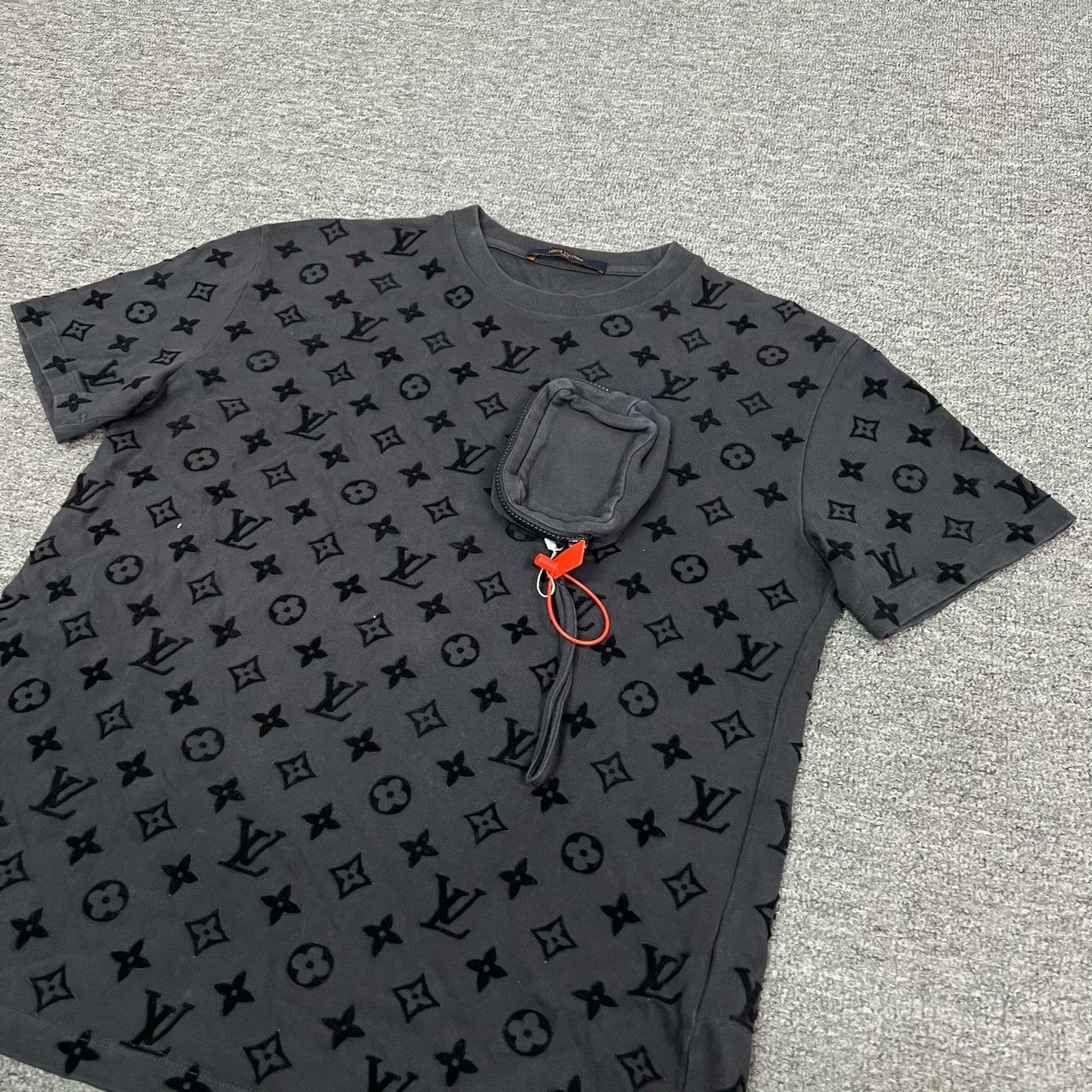 Louis Vuitton Louis Vuitton Monogram Flocked Print Pocket T-shirt Size US M / EU 48-50 / 2 - 3 Thumbnail