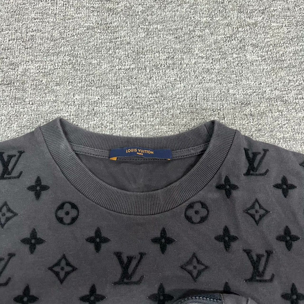 Louis Vuitton Louis Vuitton Monogram Flocked Print Pocket T-shirt Size US M / EU 48-50 / 2 - 5 Thumbnail