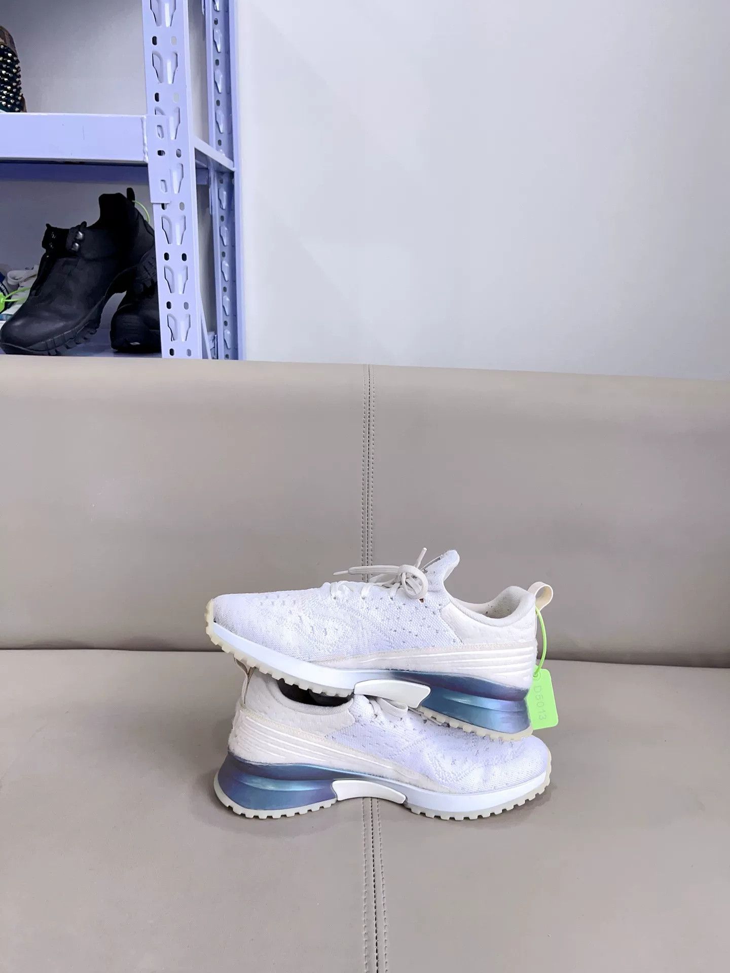 Louis Vuitton Louis Vuitton LV VNR White Sneakers Size US 8 / EU 41 - 3 Thumbnail