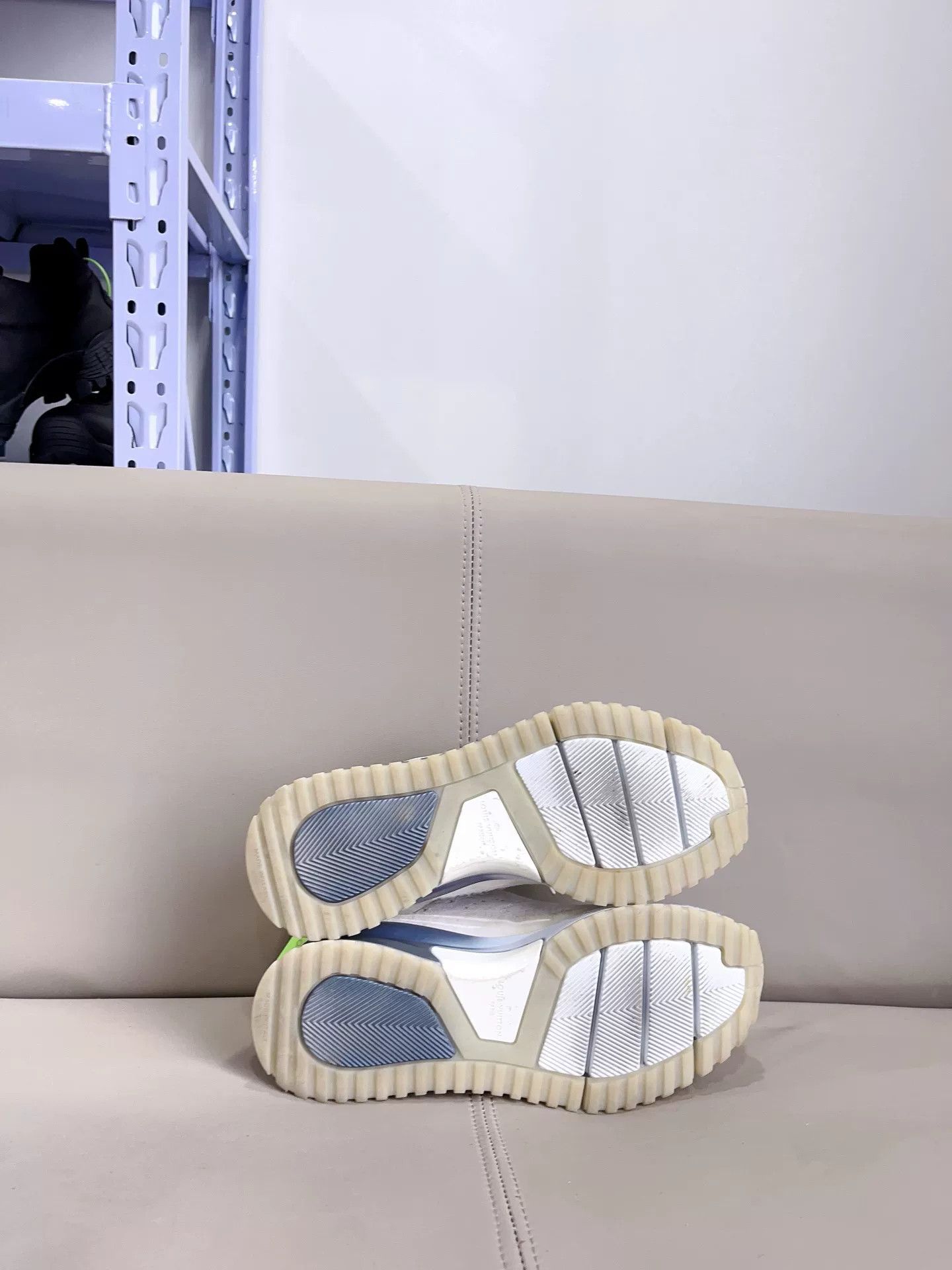 Louis Vuitton Louis Vuitton LV VNR White Sneakers Size US 8 / EU 41 - 7 Thumbnail