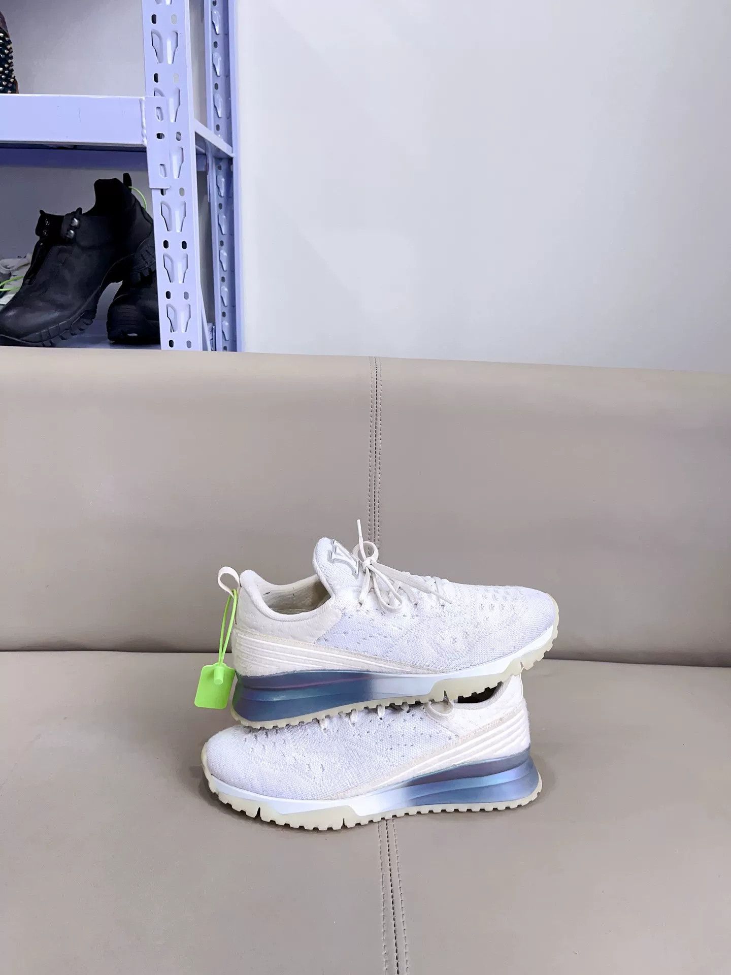 Louis Vuitton Louis Vuitton LV VNR White Sneakers Size US 8 / EU 41 - 8 Thumbnail
