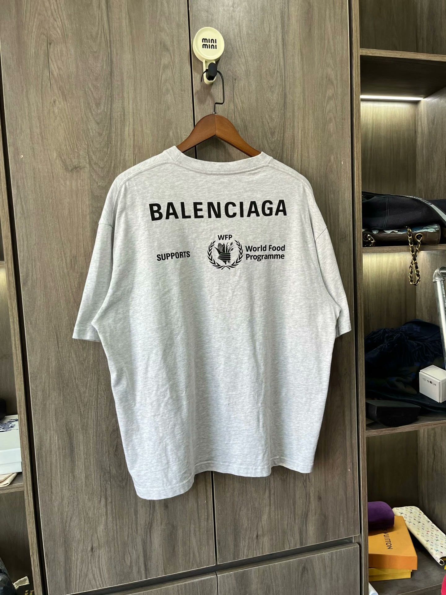 Balenciaga Balenciaga World Food Gray Short-Sleeve Tee Size US L / EU 52-54 / 3 - 9 Thumbnail