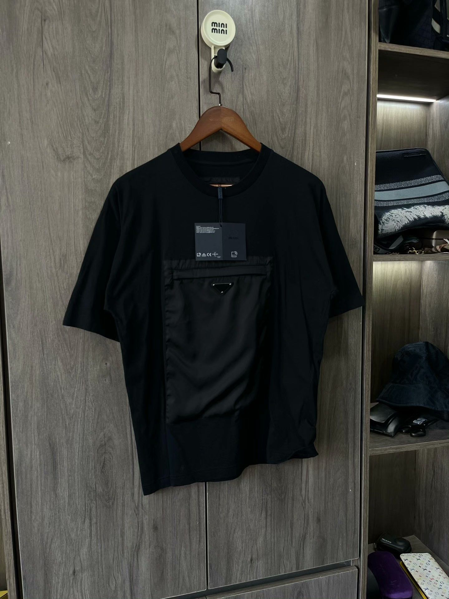Prada Prada Triangle Logo Short Sleeve Size US M / EU 48-50 / 2 - 5 Thumbnail