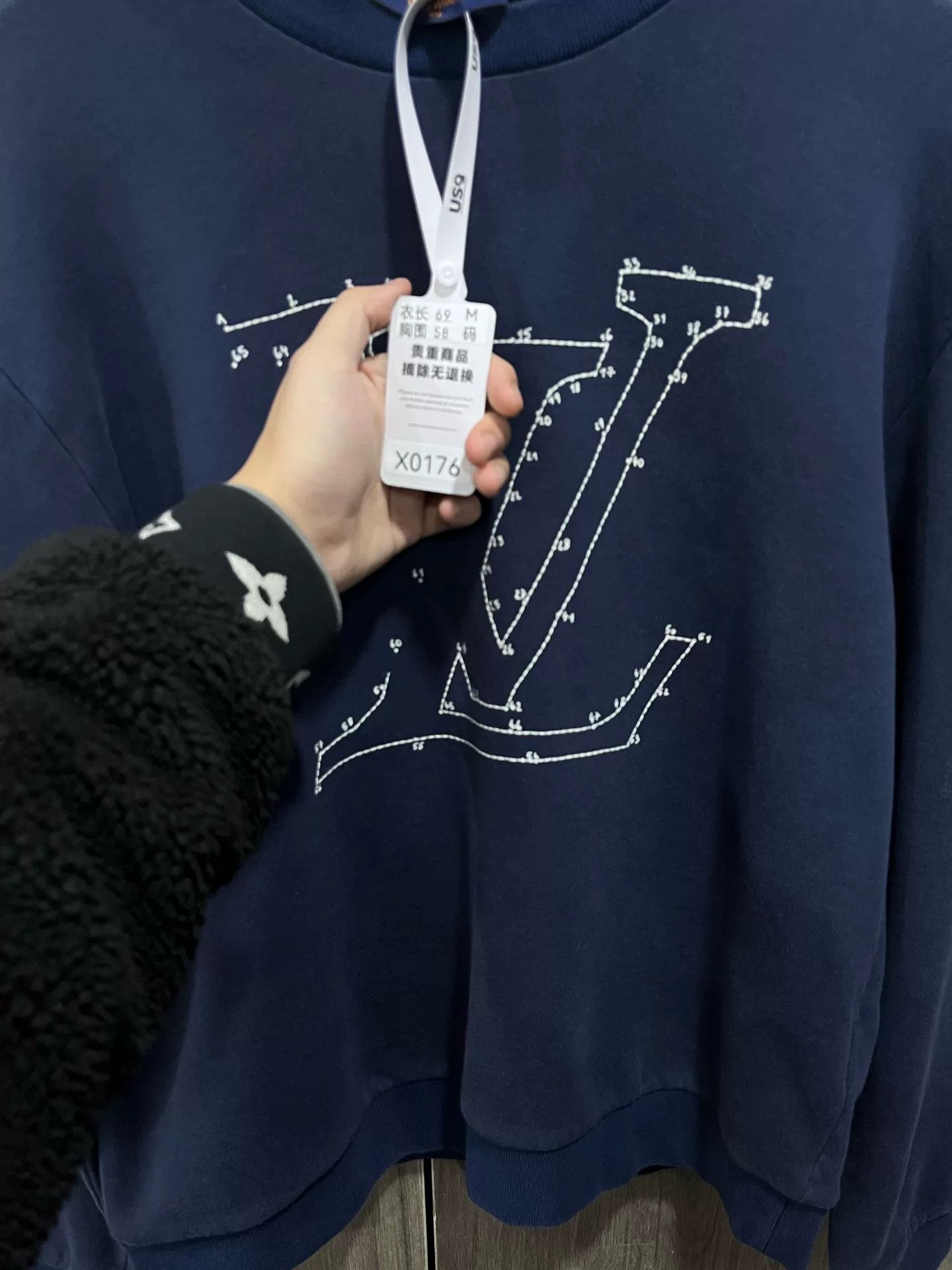 Louis Vuitton Louis Vuitton LV Embroidered Sweatshirt M Size US M / EU 48-50 / 2 - 7 Thumbnail