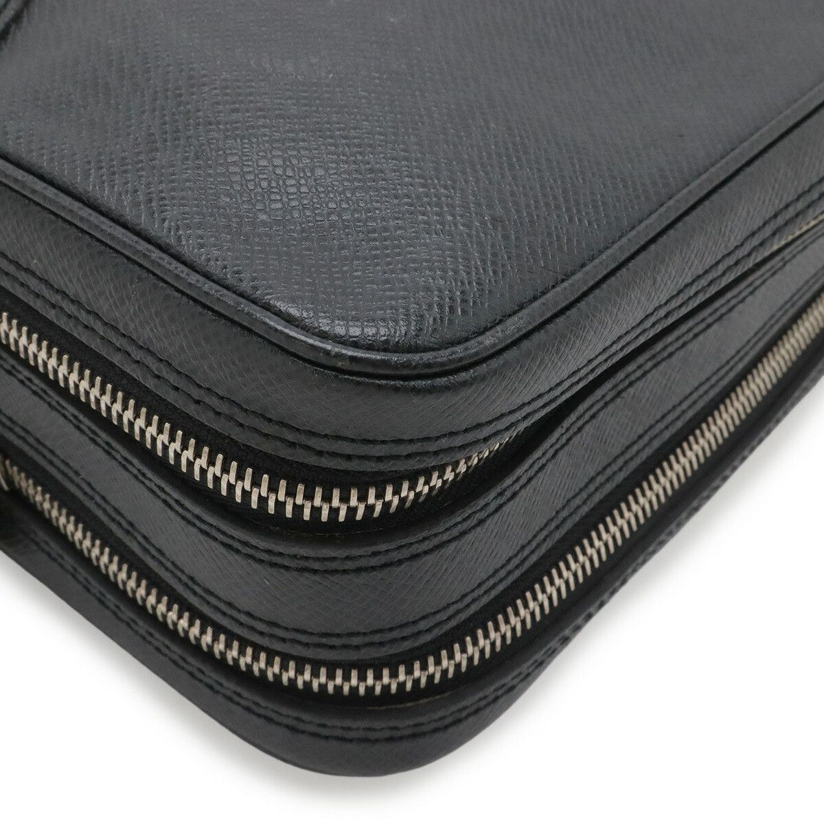 Louis Vuitton Louis Vuitton Louis Vuitton Pavel Taiga Clutch Bag Leather Clutch Bag M31142 DUTY FREE for USA Size ONE SIZE - 3 Thumbnail