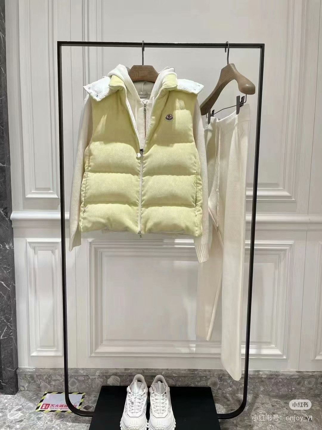 Moncler Moncler Women's Vest Size M / US 6-8 / IT 42-44 - 2 Thumbnail