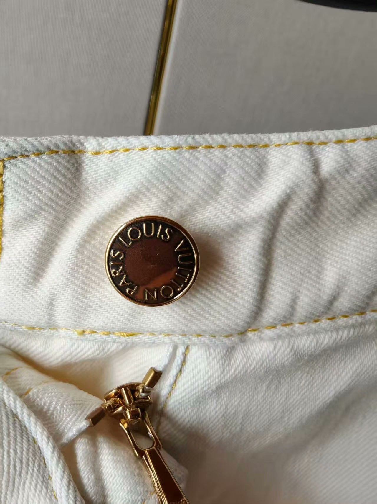 Louis Vuitton LV Women's Shorts Size 32" / US 10 / IT 46 - 4 Thumbnail