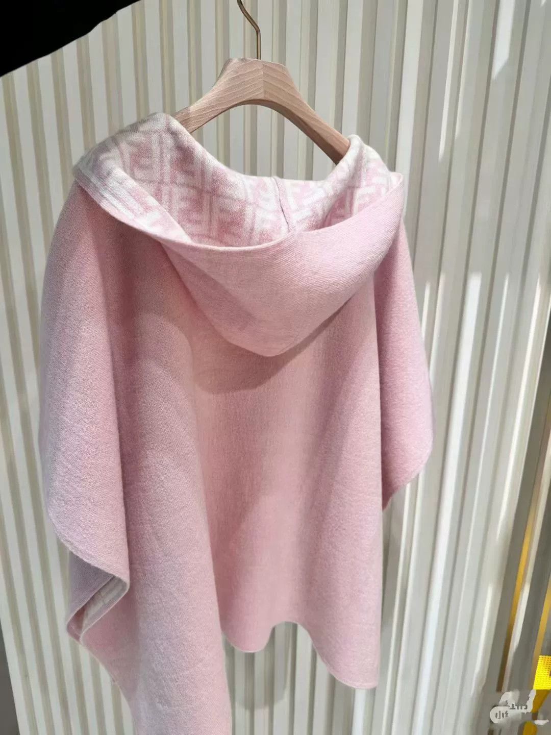 Fendi Fendi Double-Sided Pink Cashmere Cape Size M / US 6-8 / IT 42-44 - 2 Thumbnail
