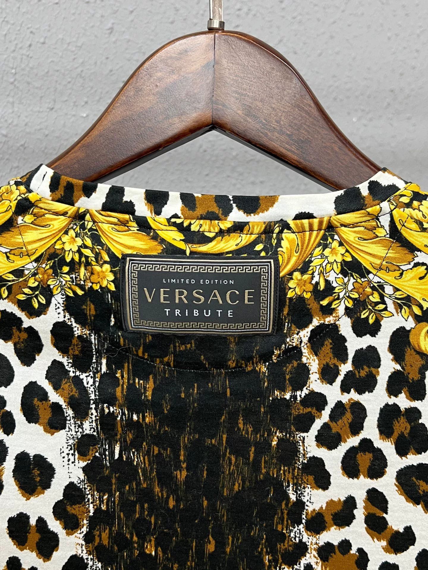 Versace Versace Gold Leopard Print Short-Sleeve Size XS / US 0-2 / IT 36-38 - 4 Thumbnail