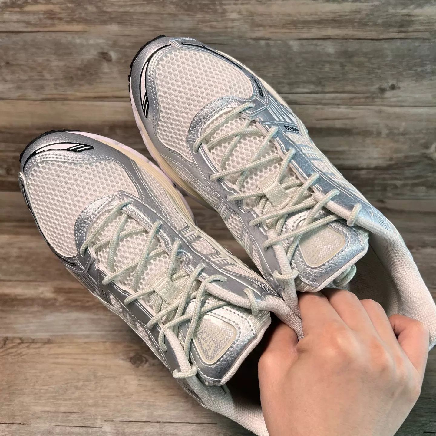 Asics Silver Low-Top Running Sneakers Size 11 Size US 11 / EU 44 - 5 Thumbnail