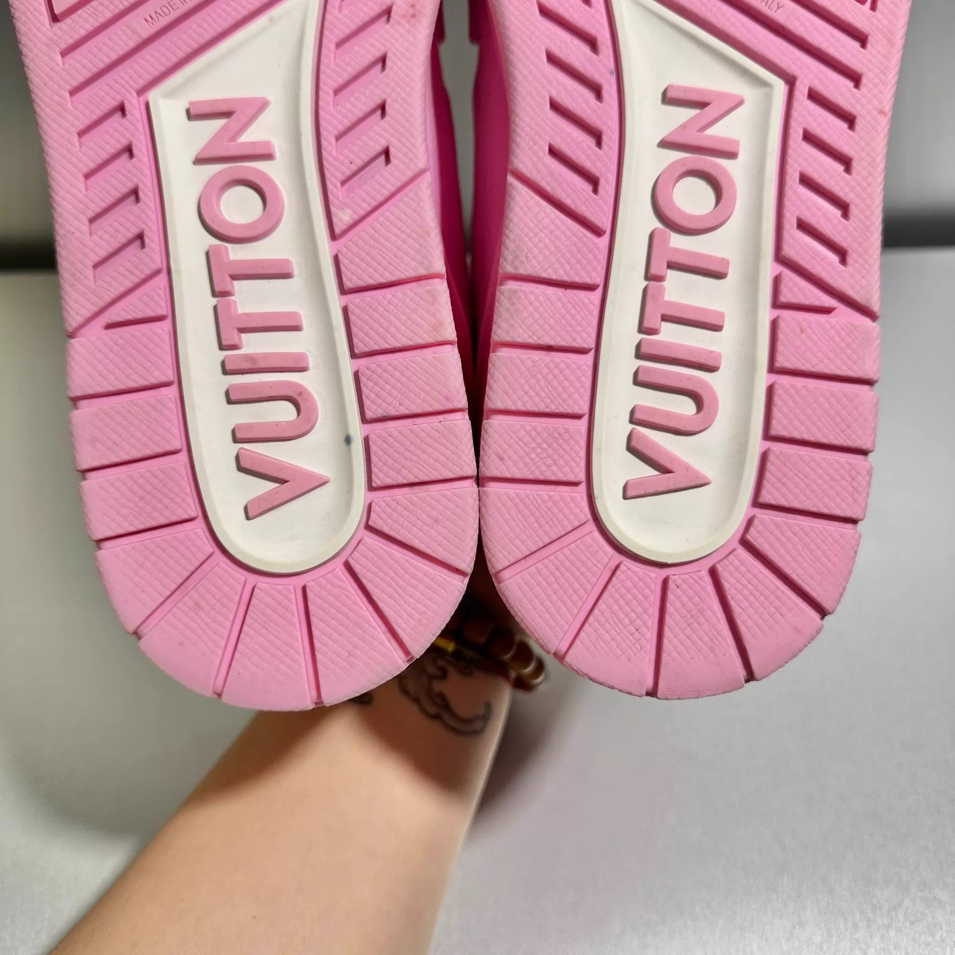 Louis Vuitton Pink Low-Top Sneakers Size 7 Size US 7 / EU 40 - 8 Thumbnail
