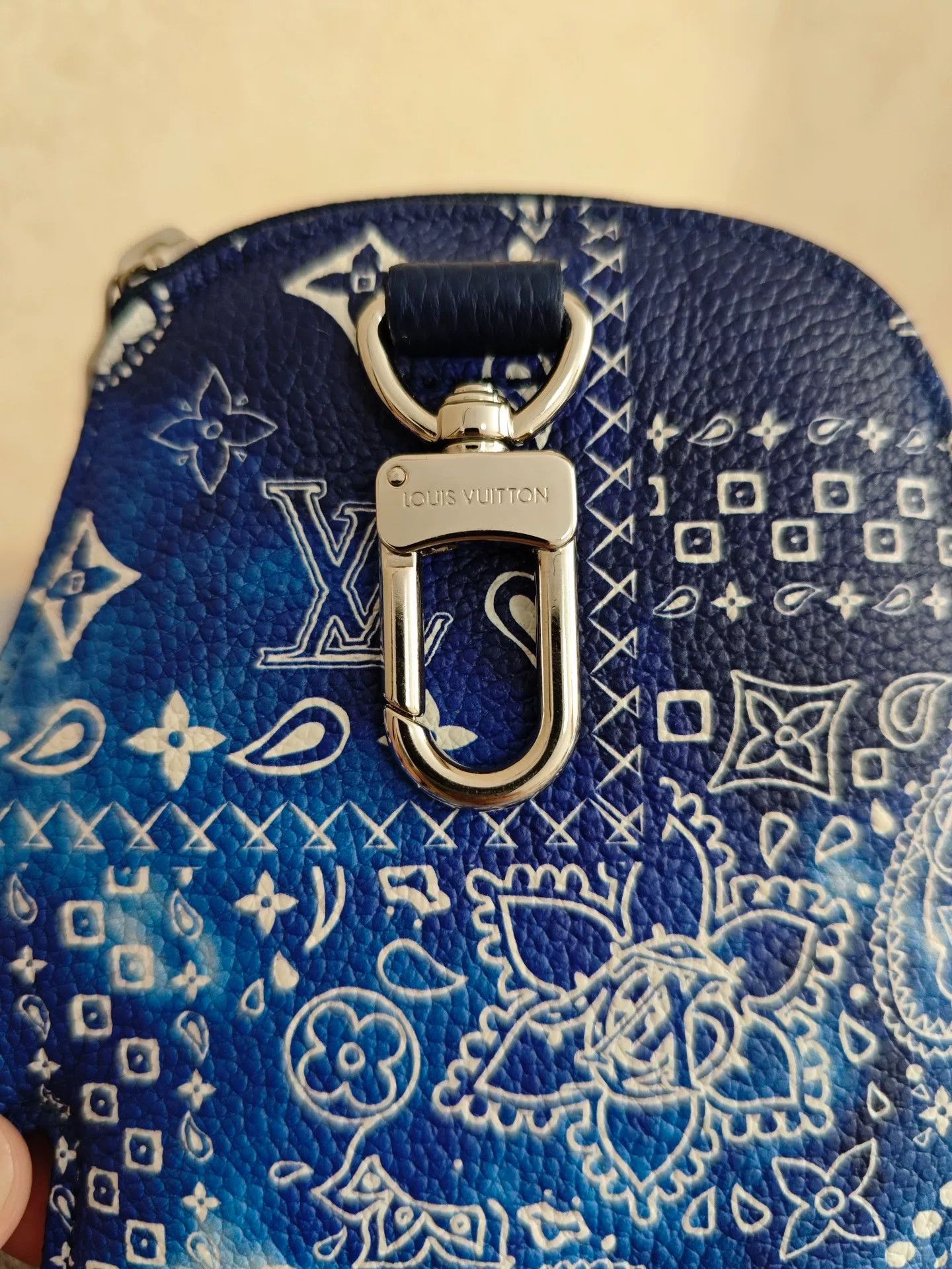 Louis Vuitton Louis Vuitton Blue Paisley Glove Pendant Size ONE SIZE - 4 Thumbnail