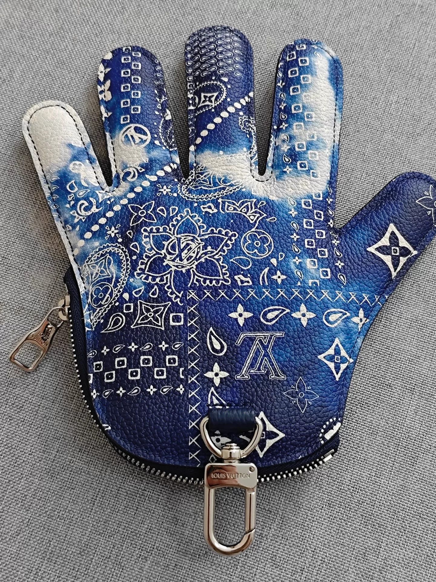 Louis Vuitton Louis Vuitton Blue Paisley Glove Pendant Size ONE SIZE - 2 Thumbnail