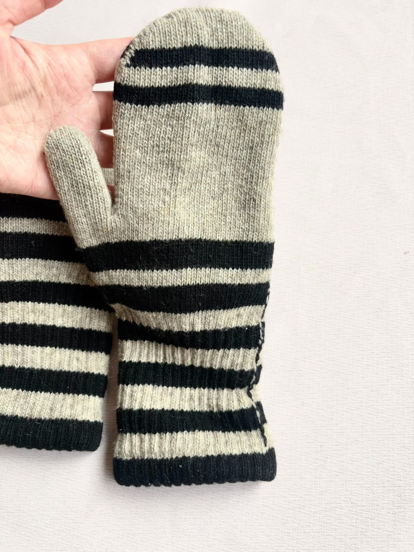 Vivienne Westwood Vivienne Westwood Saturn Fur Pom-pom Gloves Size ONE SIZE - 5 Thumbnail