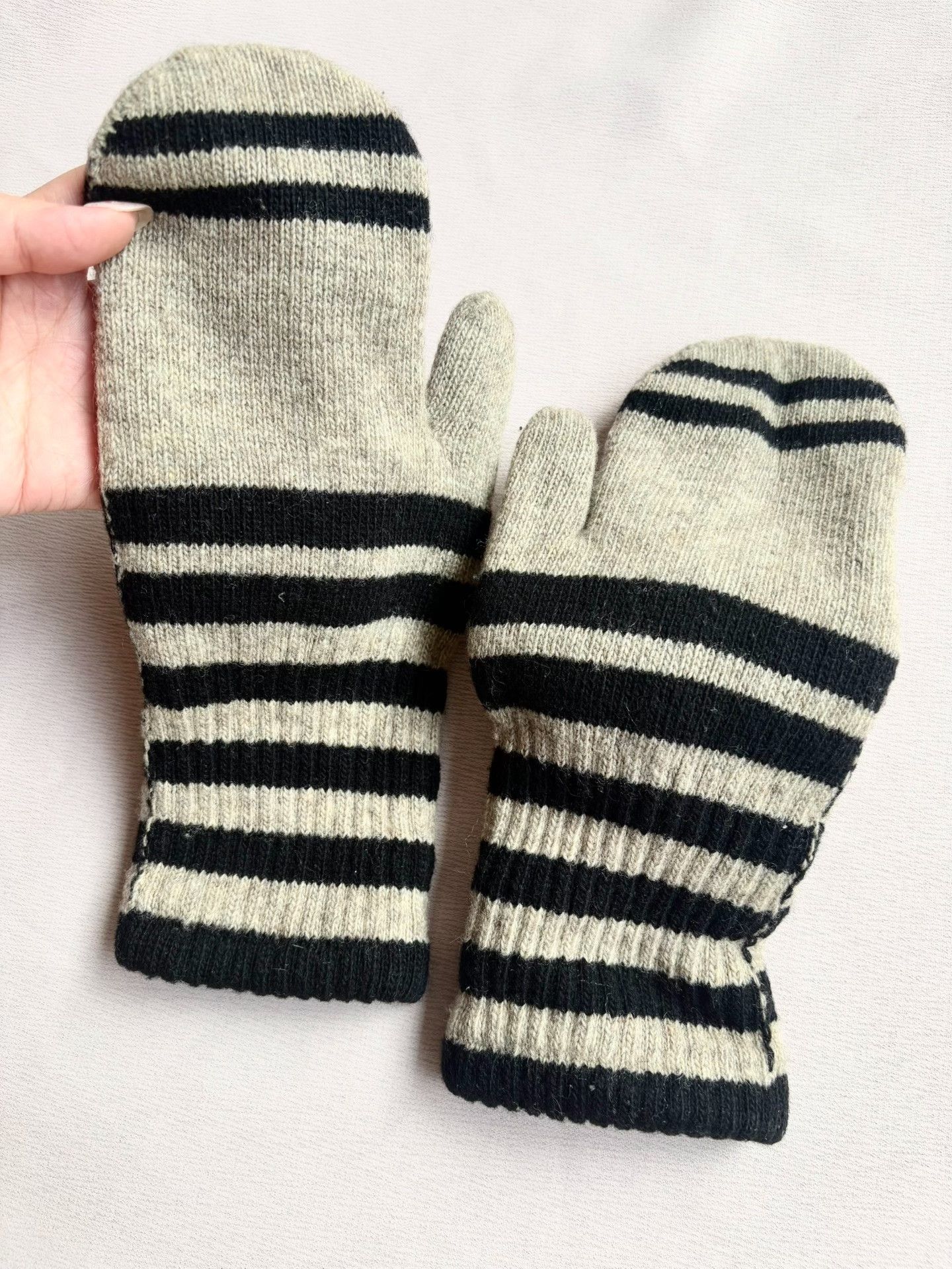 Vivienne Westwood Vivienne Westwood Saturn Fur Pom-pom Gloves Size ONE SIZE - 4 Thumbnail