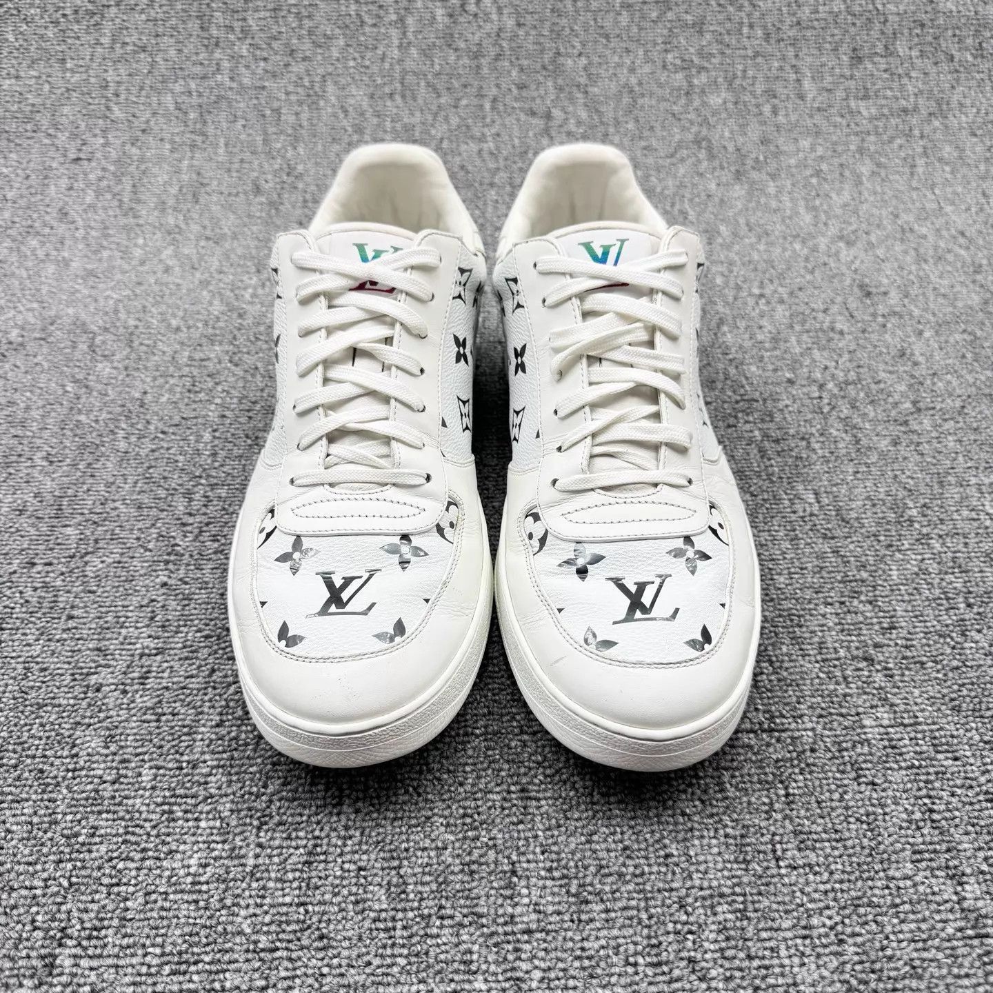 Louis Vuitton White Low-Top Sneakers with Pattern Size US 11 / EU 44 - 2 Thumbnail