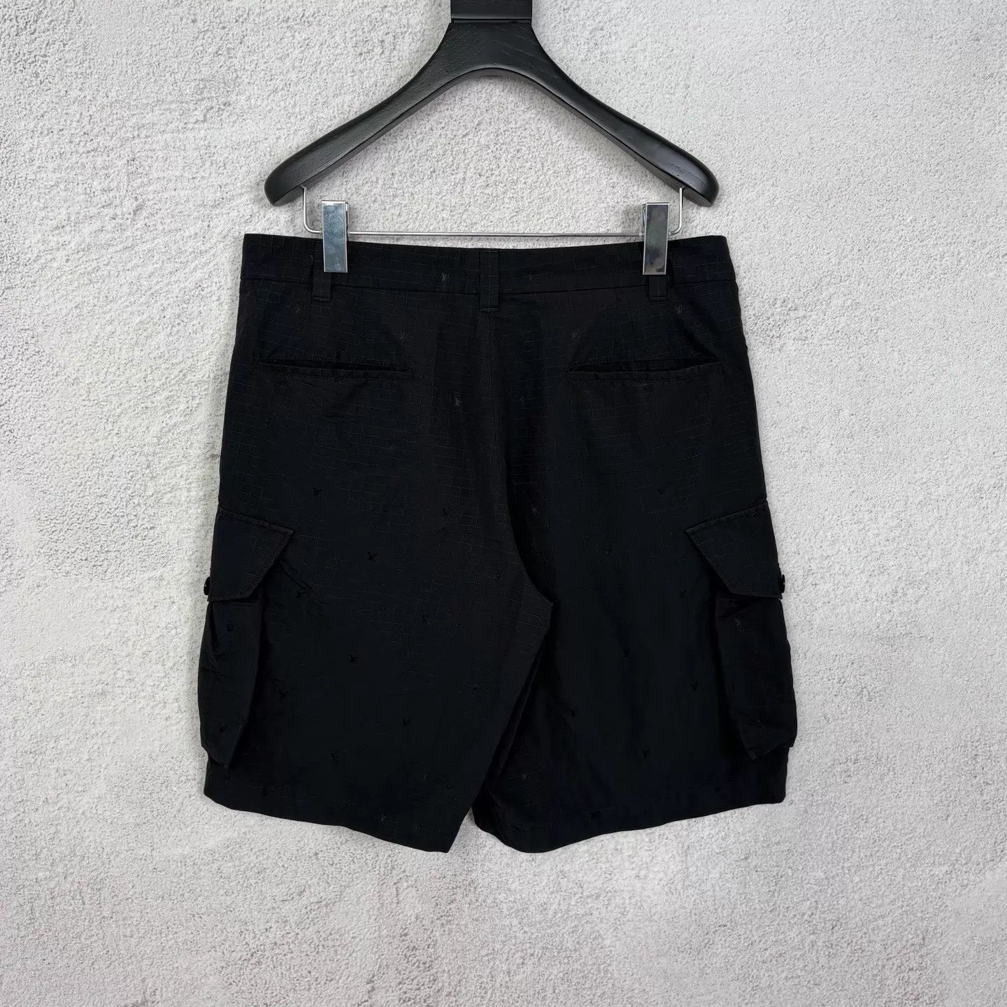 Louis Vuitton Black Cargo Shorts with Utility Pockets Size US 34 / EU 50 - 2 Thumbnail