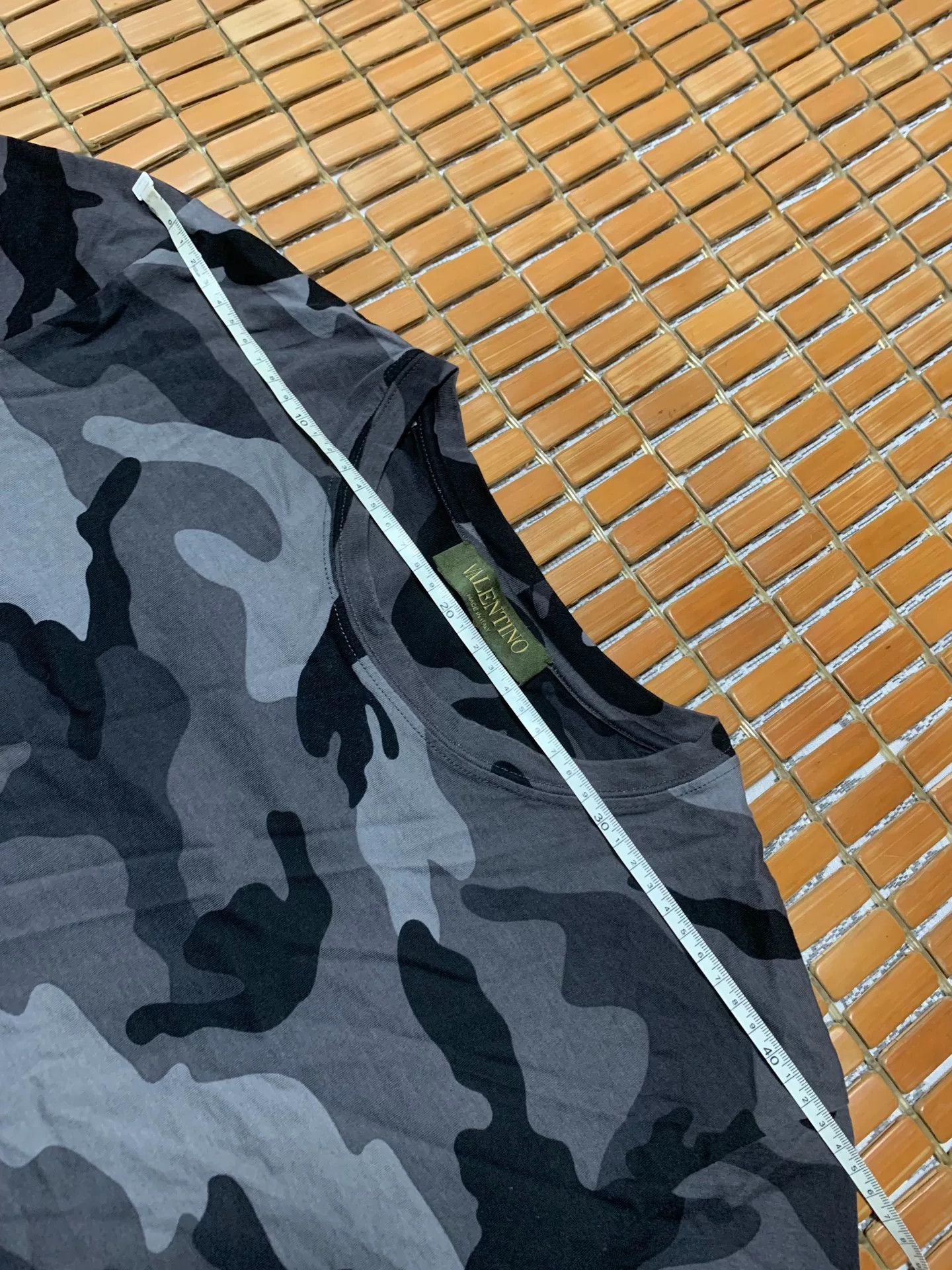 Valentino Valentino Camouflage Rivet Short-Sleeve Size US S / EU 44-46 / 1 - 5 Thumbnail