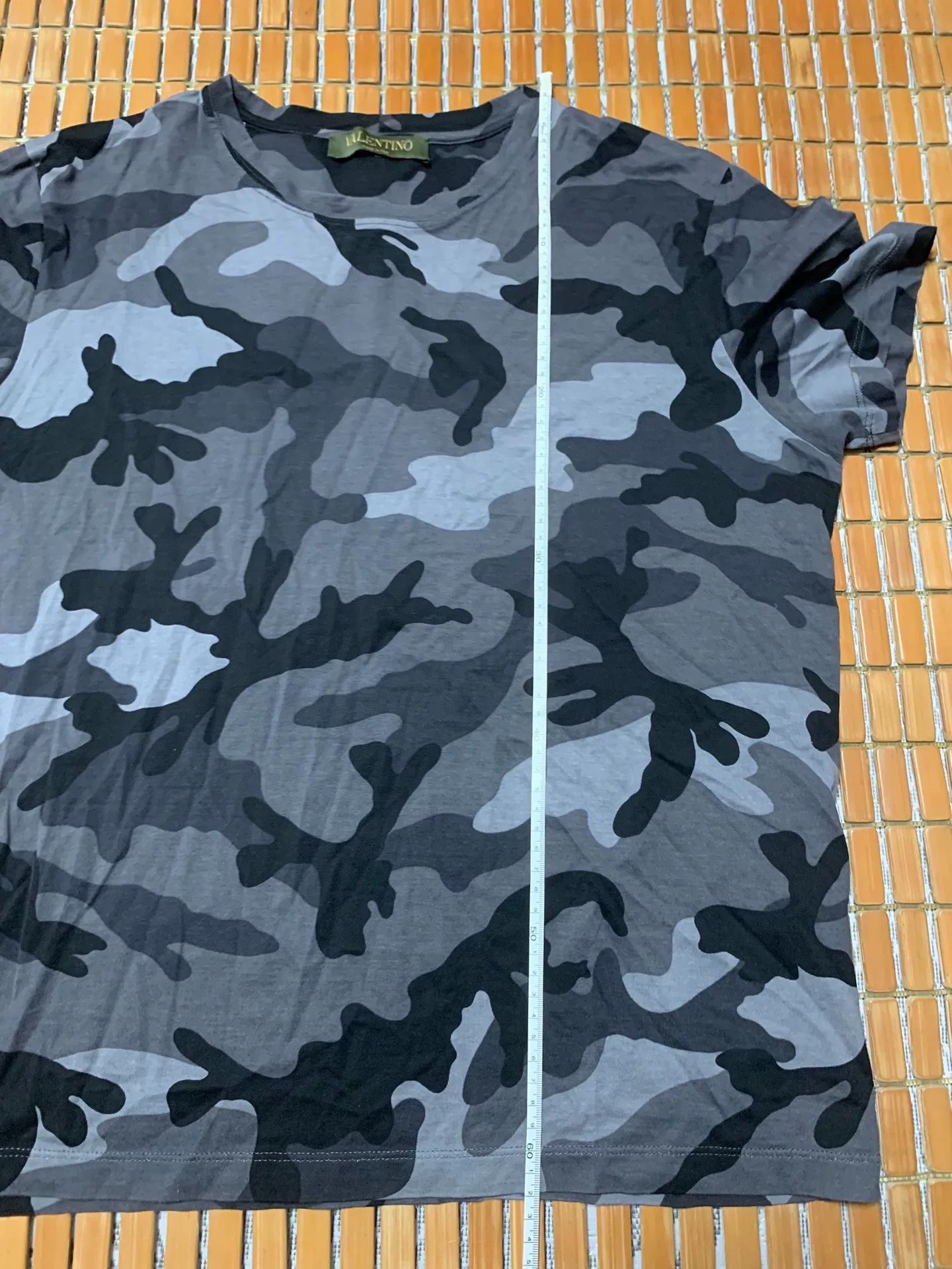 Valentino Valentino Camouflage Rivet Short-Sleeve Size US S / EU 44-46 / 1 - 7 Thumbnail