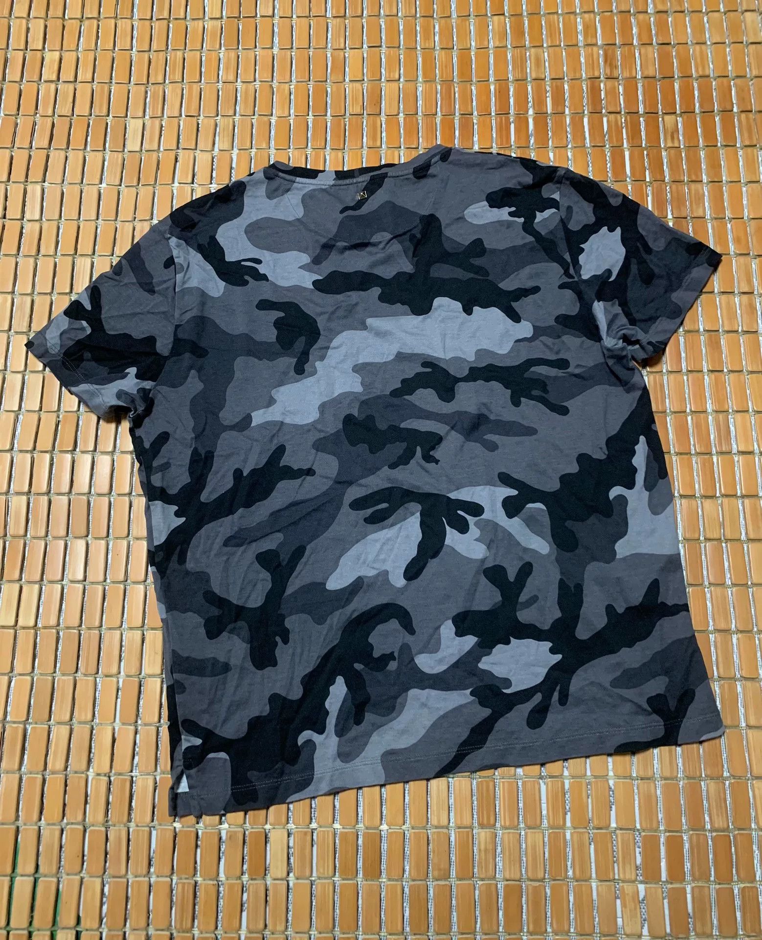 Valentino Valentino Camouflage Rivet Short-Sleeve Size US S / EU 44-46 / 1 - 3 Thumbnail
