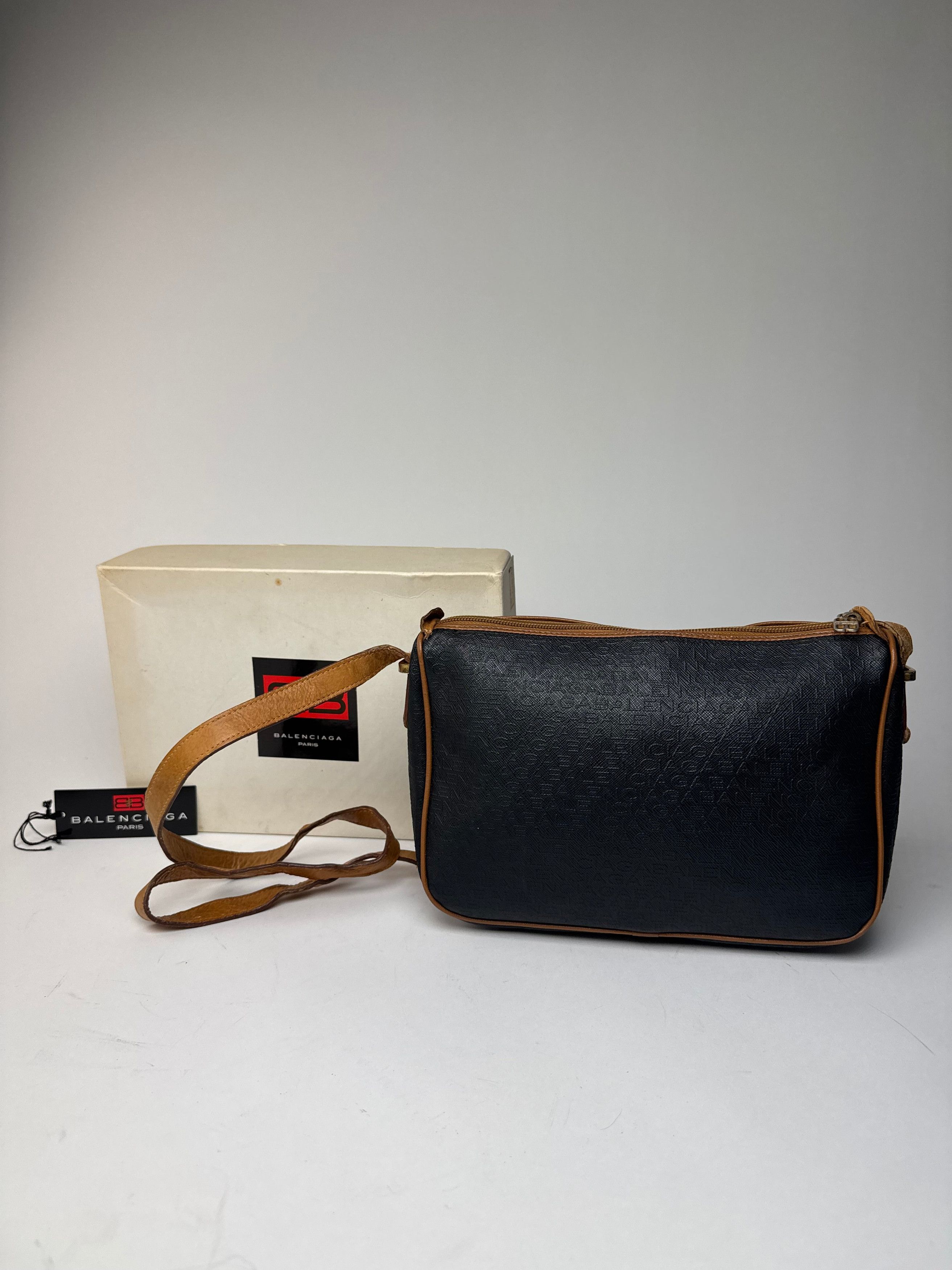 Balenciaga Vintage B Monogram Leather Shoulder Bag Black Brown Size ONE SIZE - 2 Thumbnail