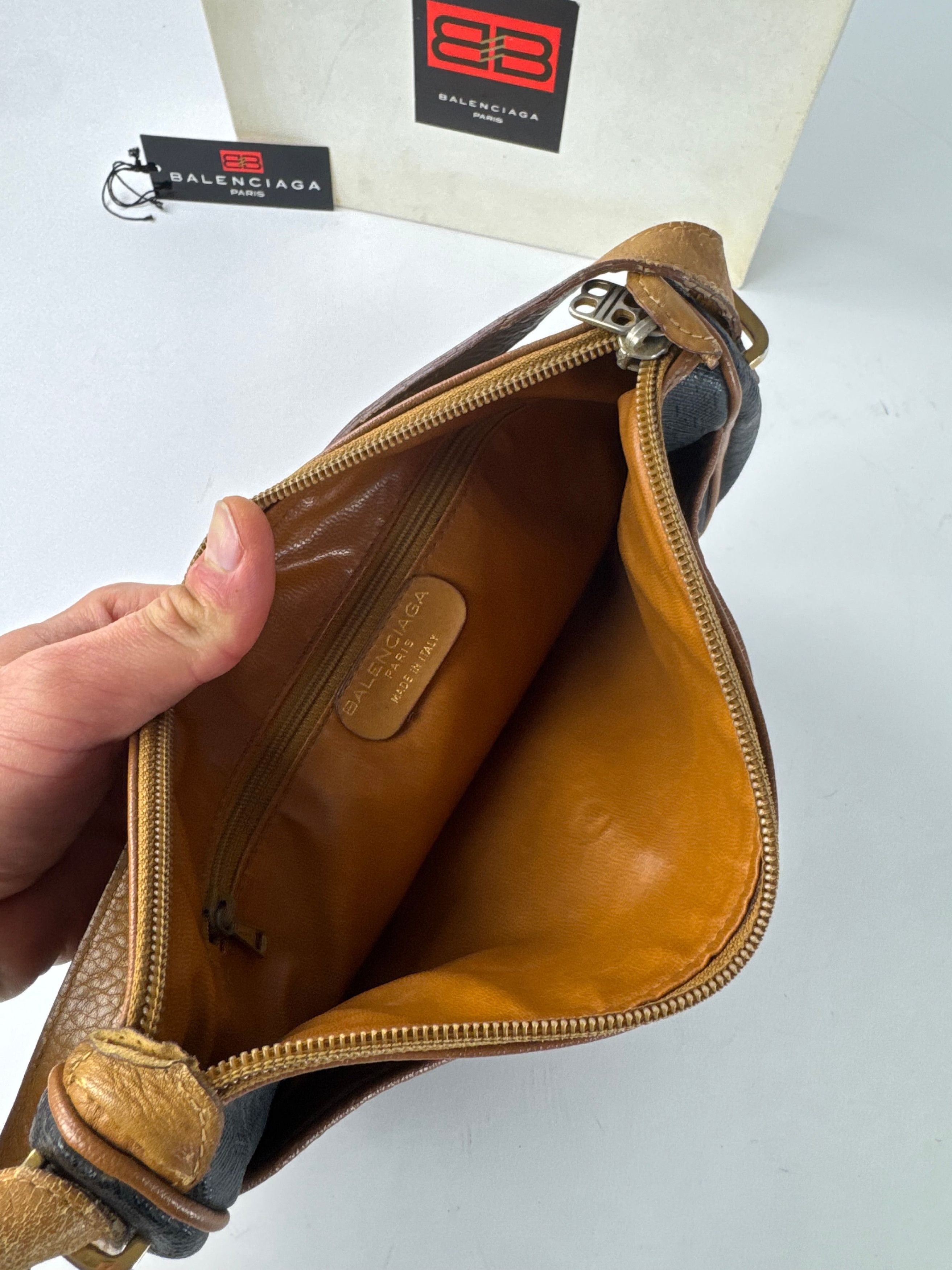 Balenciaga Vintage B Monogram Leather Shoulder Bag Black Brown Size ONE SIZE - 3 Thumbnail