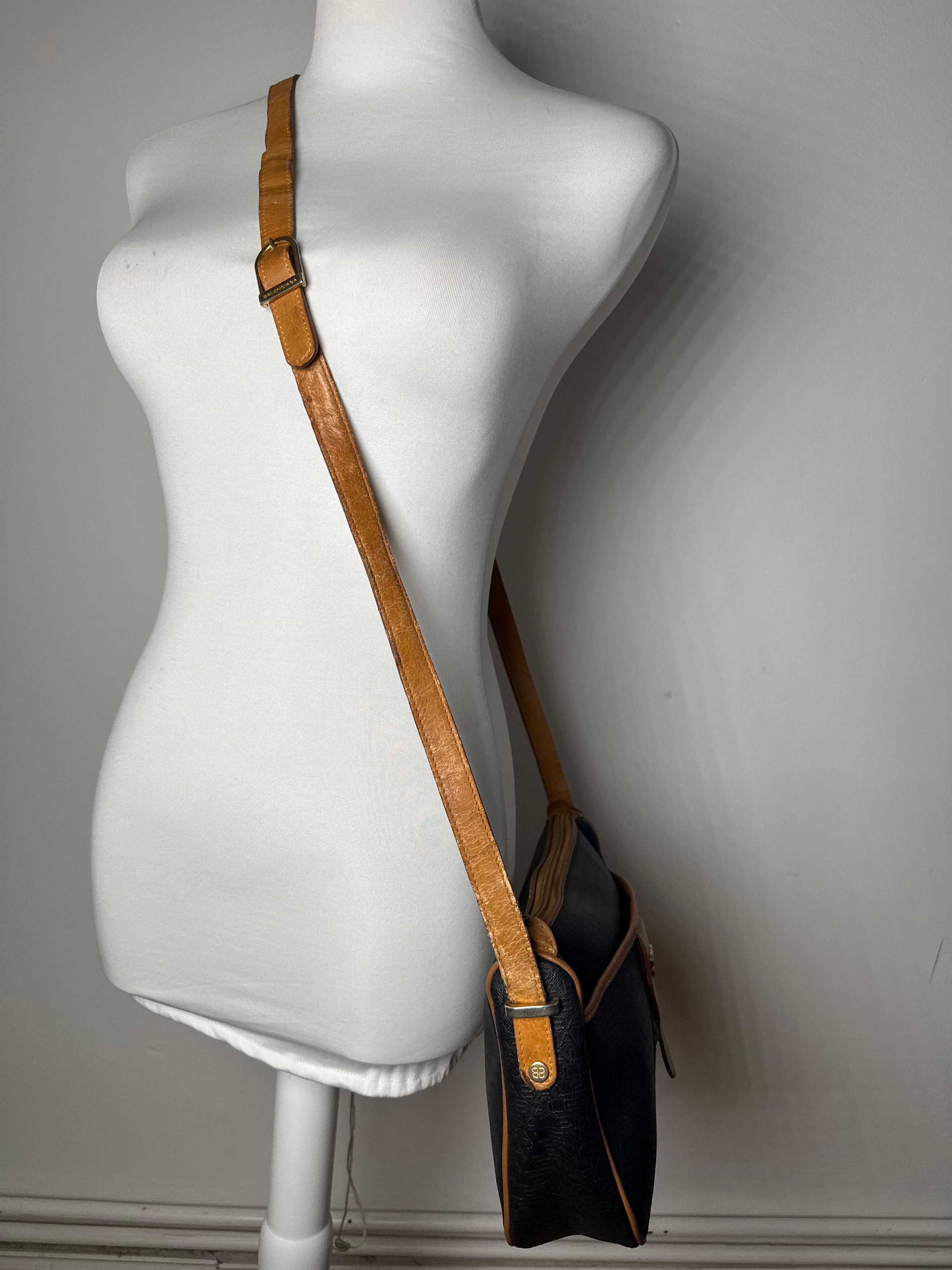 Balenciaga Vintage B Monogram Leather Shoulder Bag Black Brown Size ONE SIZE - 4 Thumbnail