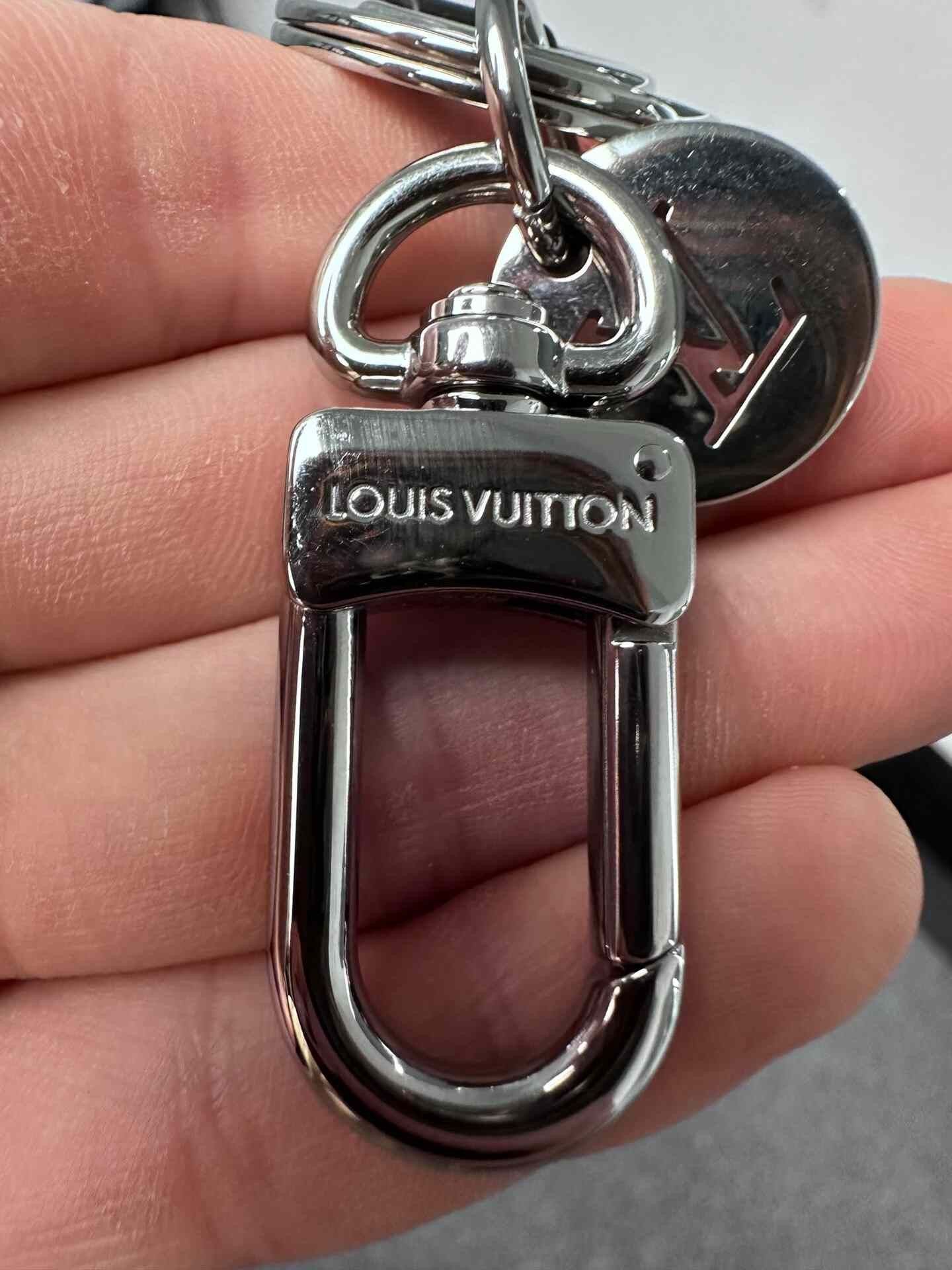 Louis Vuitton Louis Vuitton LV Keychain Size ONE SIZE - 3 Thumbnail